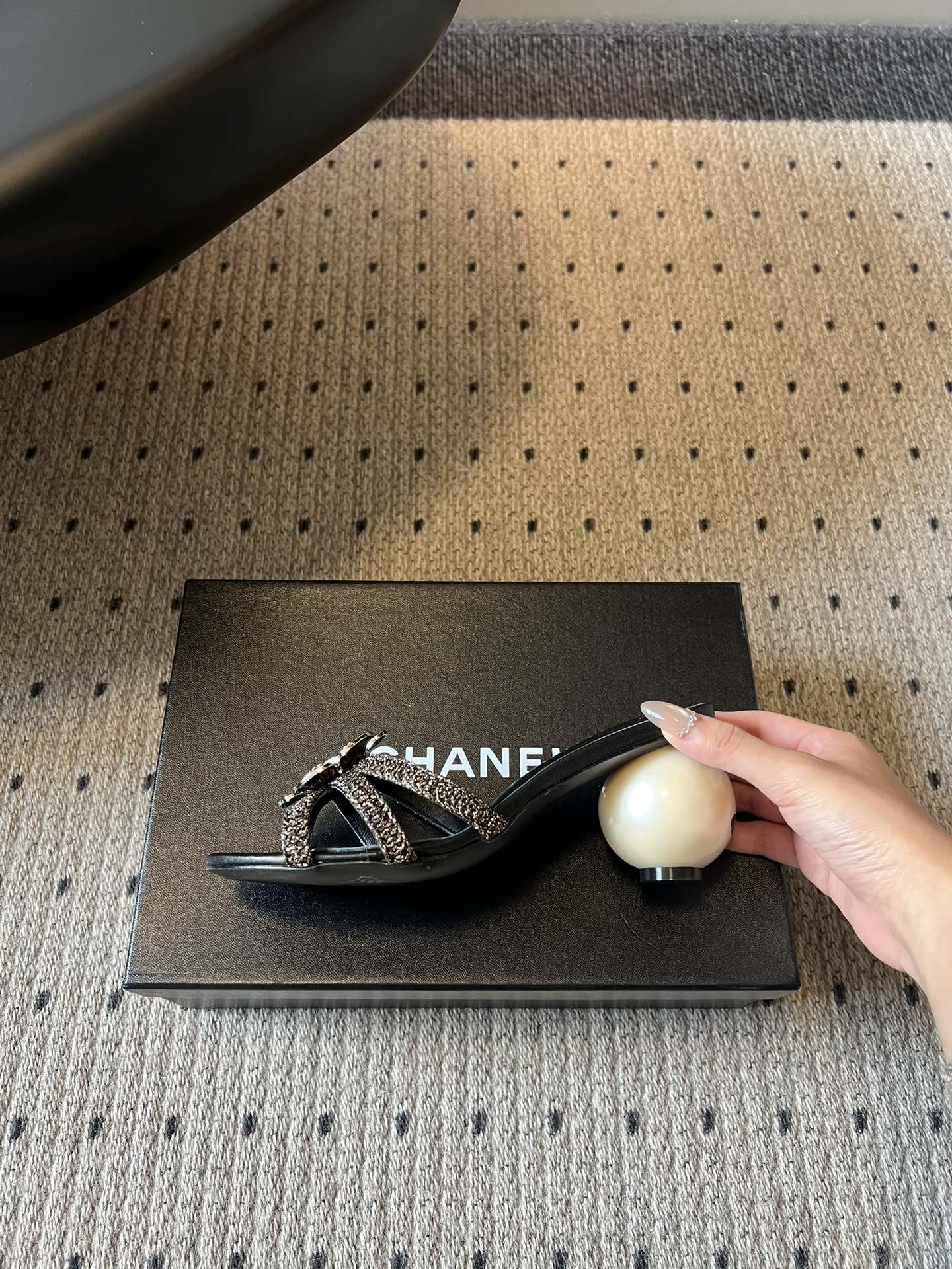 Chane*26SS春夏新款珍珠跟山茶花凉拖设计上藏满品牌标志性的浪漫巧思，经典的山茶花饰扣搭配交叉细带