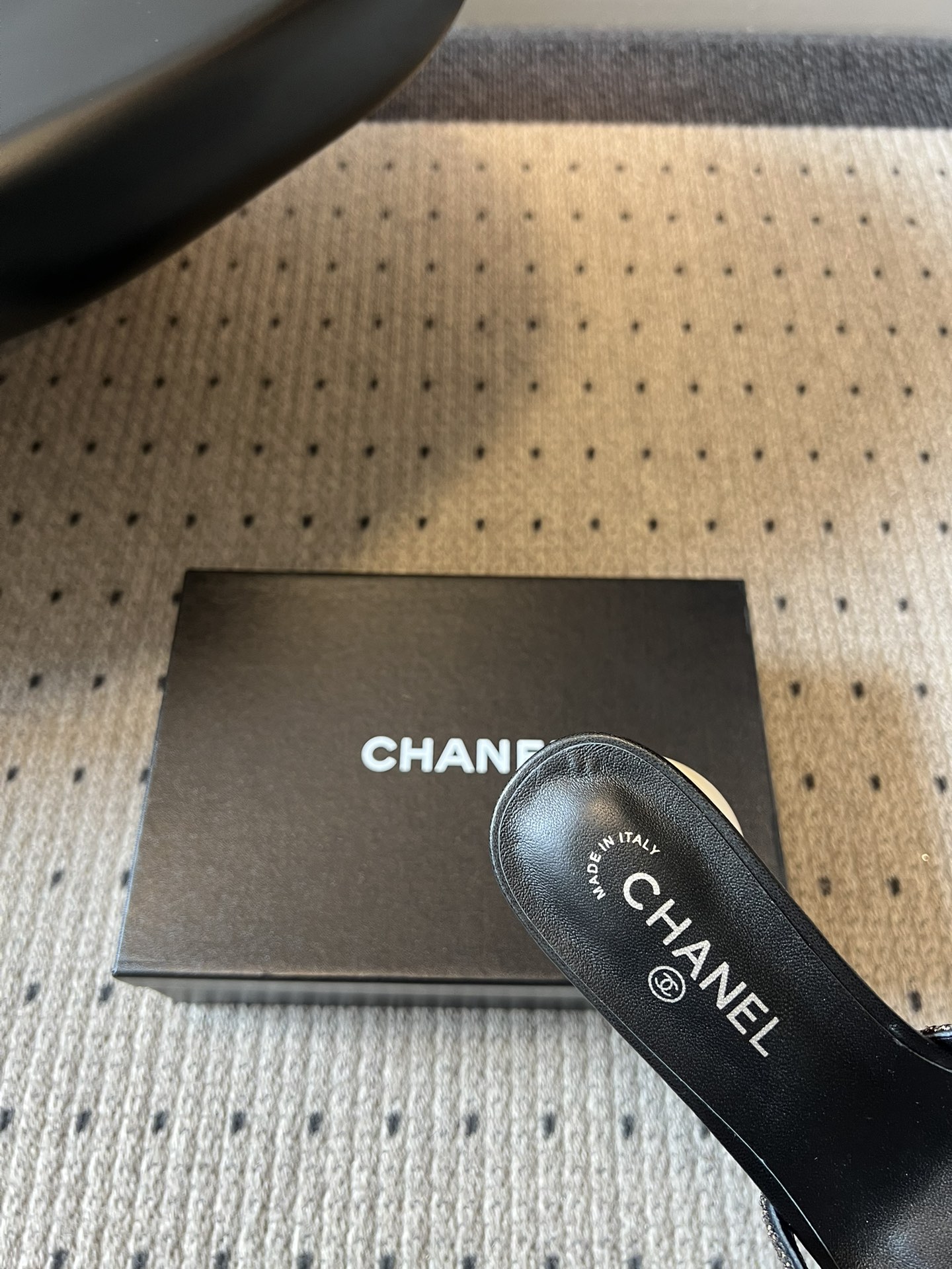 Chane*26SS春夏新款珍珠跟山茶花凉拖设计上藏满品牌标志性的浪漫巧思，经典的山茶花饰扣搭配交叉细带