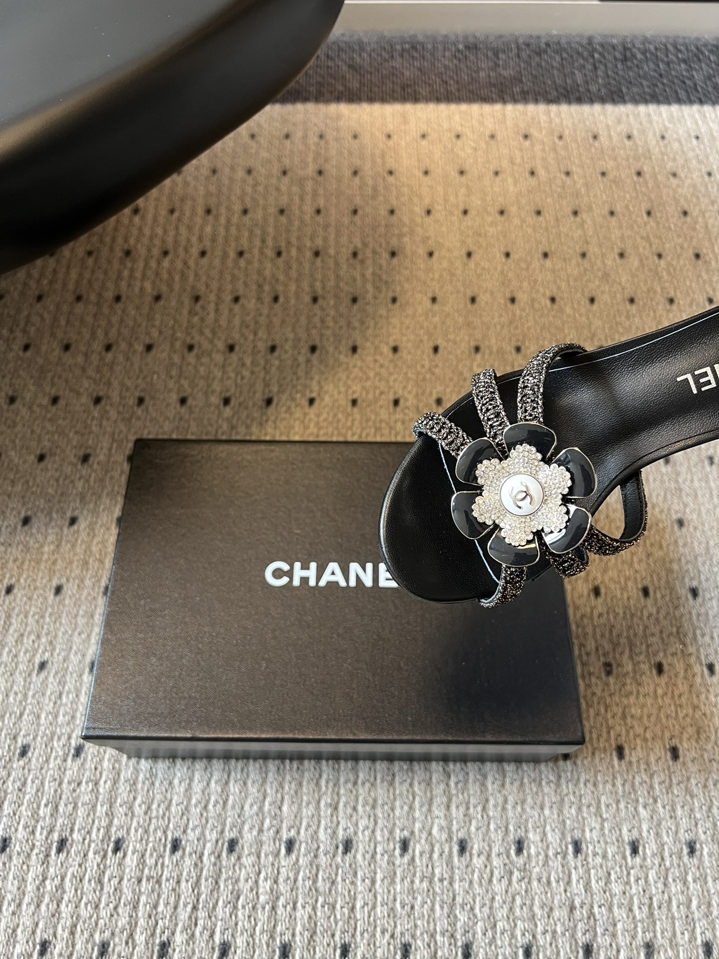 Chane*26SS春夏新款珍珠跟山茶花凉拖设计上藏满品牌标志性的浪漫巧思，经典的山茶花饰扣搭配交叉细带