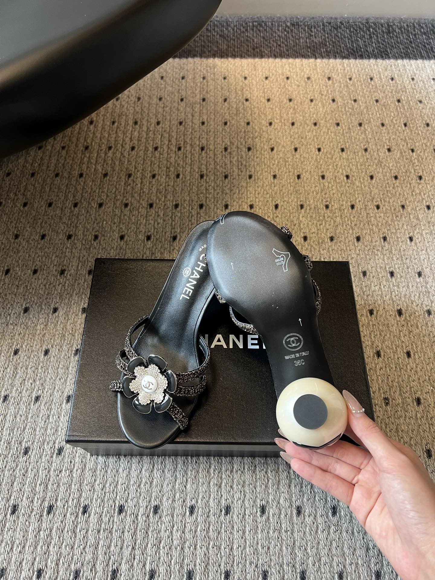 Chane*26SS春夏新款珍珠跟山茶花凉拖设计上藏满品牌标志性的浪漫巧思，经典的山茶花饰扣搭配交叉细带