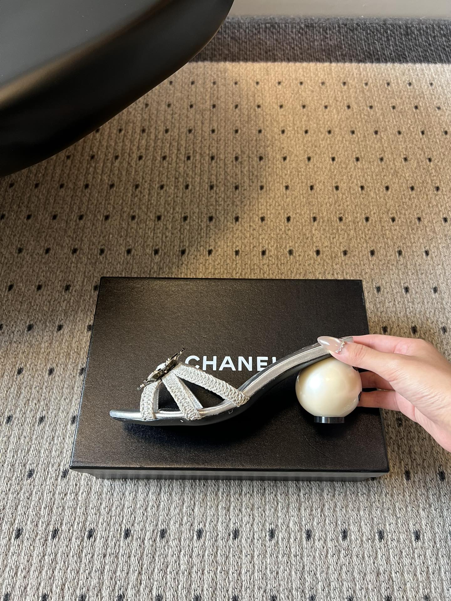 Chane*26SS春夏新款珍珠跟山茶花凉拖设计上藏满品牌标志性的浪漫巧思，经典的山茶花饰扣搭配交叉细带