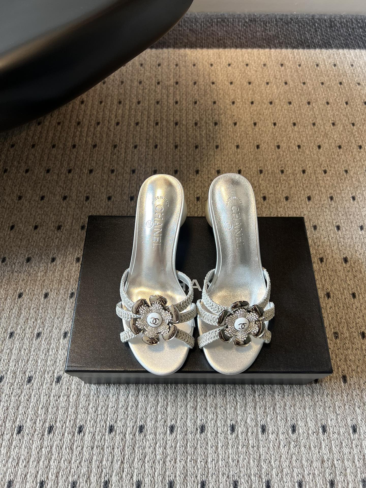 NO:786965,Chane*26SS new spring and summer pearl and camellia sandals are designed with the brand's signature romantic ingenuity. The classic camellia buckle is matched with thin cross straps, which is gentle and exquisitely recognizable. The shape of the pearl heel is the finishing touch, breaking away from the stereotype of conventional heels and giving it a relaxed and high-end atmosphere.  The foot feel takes into account both appearance and comfort. The right heel height can not only quietly optimize the leg line, but also not burden the feet at all. Whether you are shopping or sitting for a long time, you can maintain a comfortable and calm state. The upper is made of cowhide, the lining is leather, and the outsole is genuine leather. Sizes 35-41 (customized sizes 40 and 41 are non-refundable). Heel height 7cm, slippers, chanel, slippers, cowhide, Leather soles19860909Chane*26SS春夏新款珍珠跟山茶花凉拖 设计上藏满品牌标志性的浪漫巧思,经典的山茶花饰扣搭配交叉细带,温柔中带着精致的辨识度,珍珠跟的造型更是点睛之笔,跳出常规跟型的刻板印象,自带松弛又高级的氛围感. 脚感兼顾了颜值与舒适,恰到好处的跟高既能悄悄优化腿部线条,又完全没有累脚的负担感,不管是逛街出行还是日常久坐,都能保持自在从容的状态. 鞋面钻面 内里牛皮 大底真皮大底 size35-41码（40、41码定制不退换） 跟高7cm,拖鞋,chanel,slippers,cowhide,Leather soles,Women's Shoes