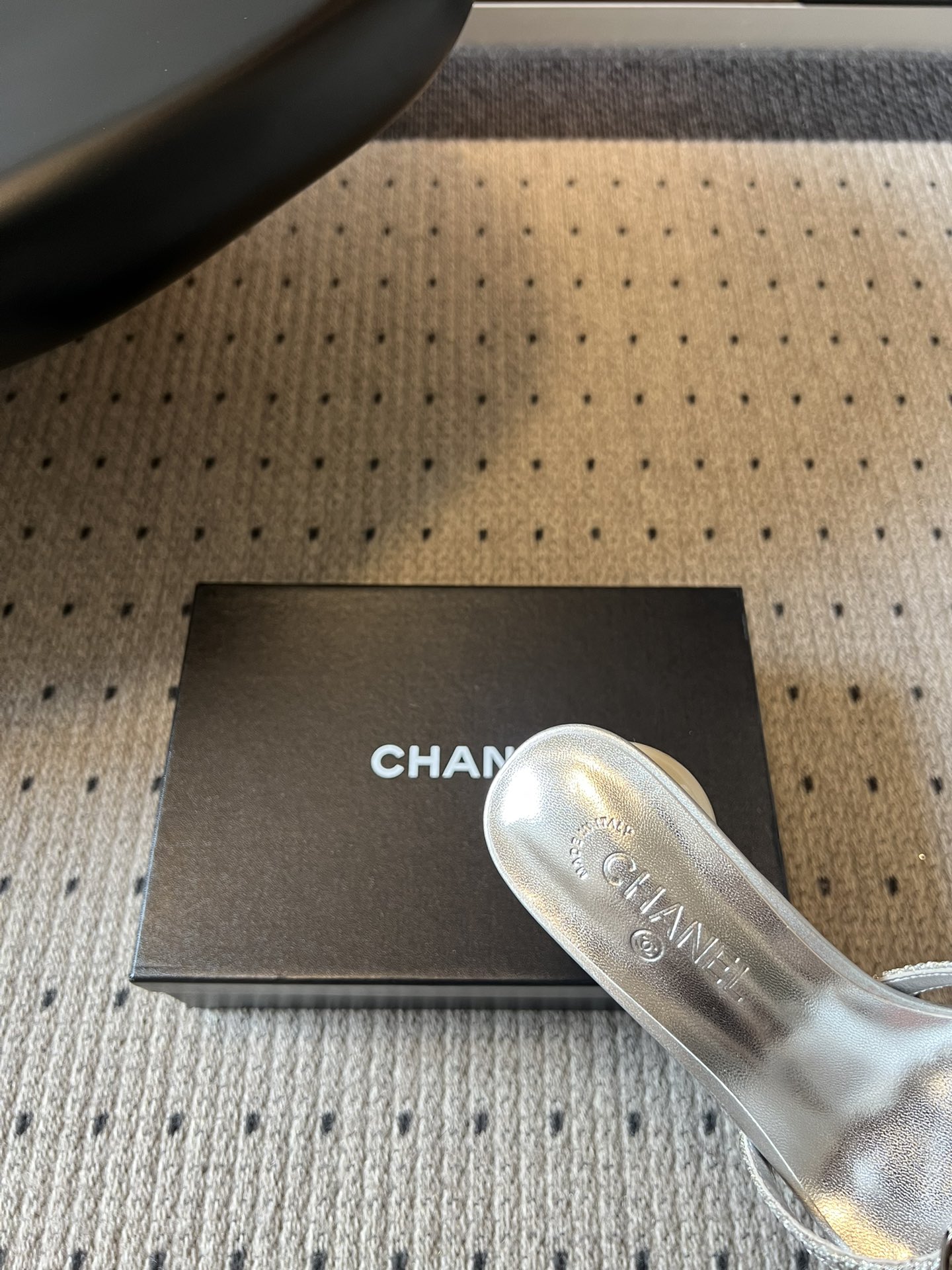 Chane*26SS春夏新款珍珠跟山茶花凉拖设计上藏满品牌标志性的浪漫巧思，经典的山茶花饰扣搭配交叉细带
