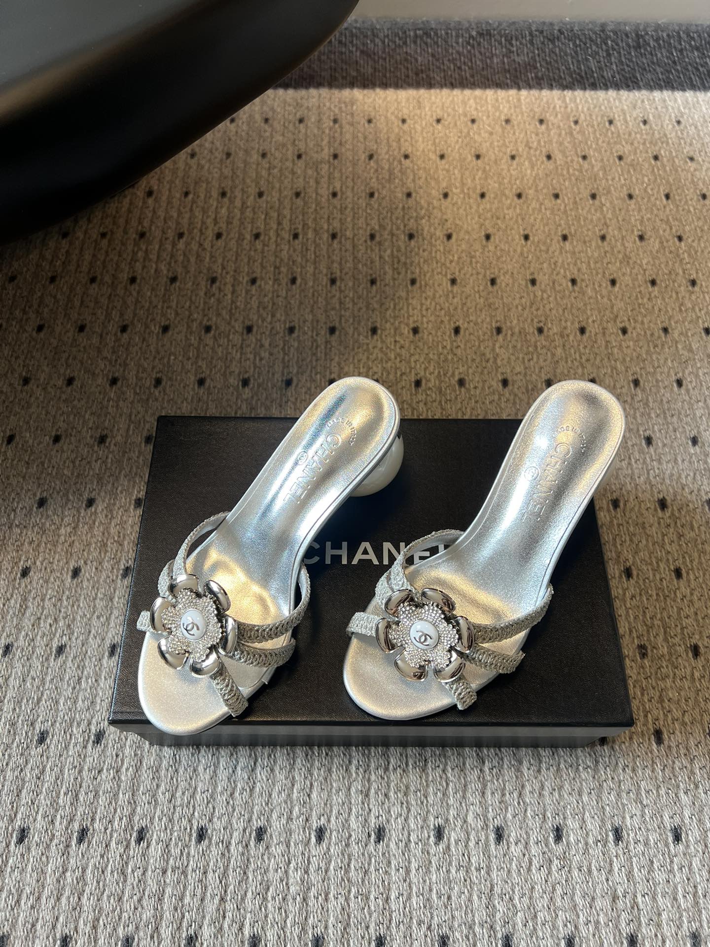 Chane*26SS春夏新款珍珠跟山茶花凉拖设计上藏满品牌标志性的浪漫巧思，经典的山茶花饰扣搭配交叉细带
