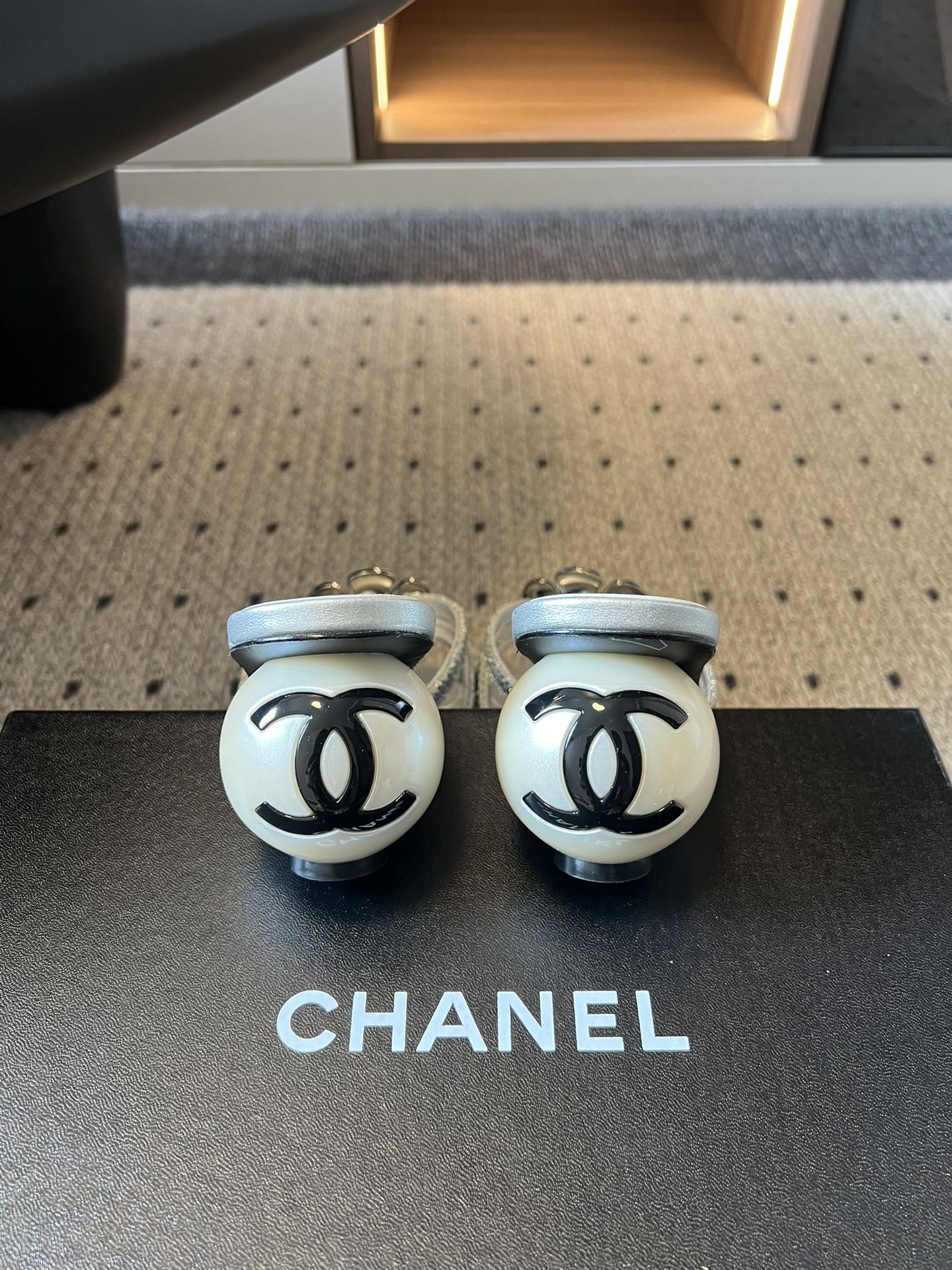 Chane*26SS春夏新款珍珠跟山茶花凉拖设计上藏满品牌标志性的浪漫巧思，经典的山茶花饰扣搭配交叉细带