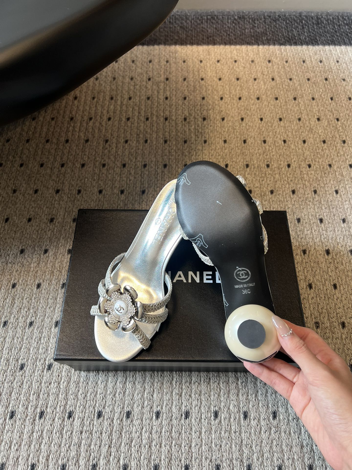 Chane*26SS春夏新款珍珠跟山茶花凉拖设计上藏满品牌标志性的浪漫巧思，经典的山茶花饰扣搭配交叉细带