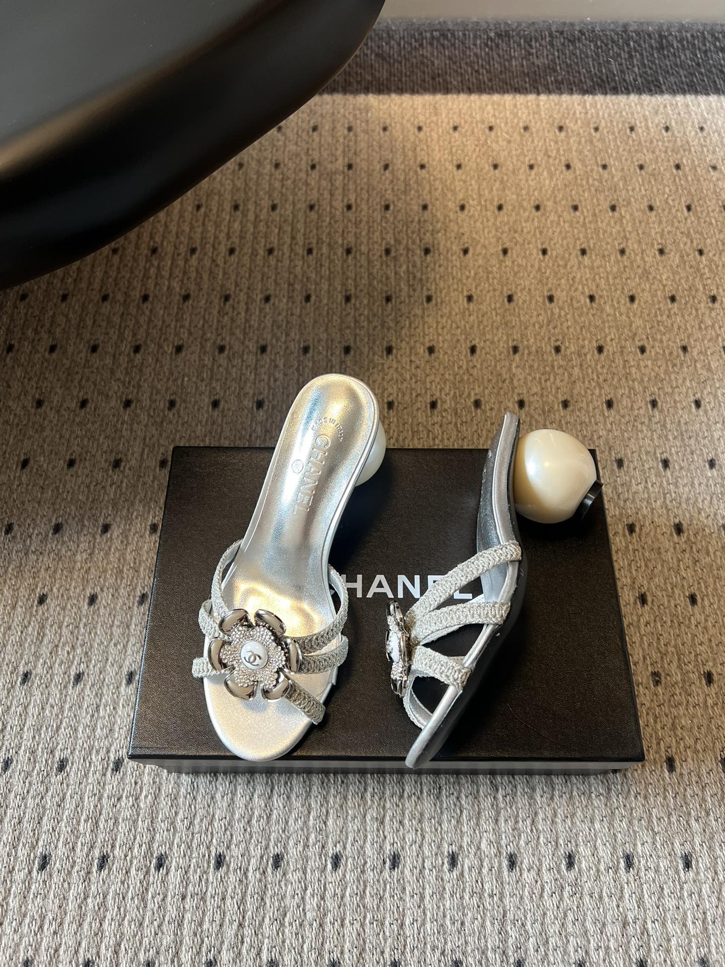 Chane*26SS春夏新款珍珠跟山茶花凉拖设计上藏满品牌标志性的浪漫巧思，经典的山茶花饰扣搭配交叉细带