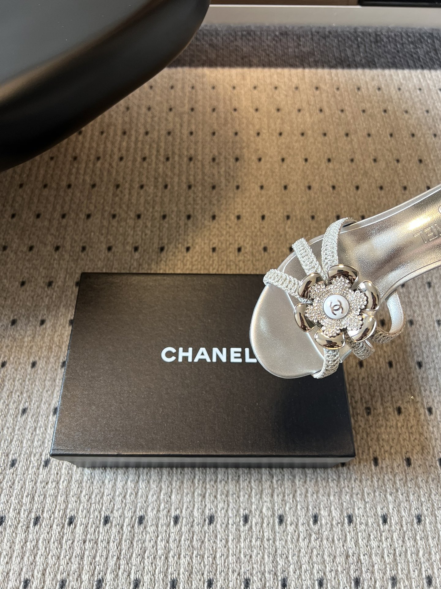 Chane*26SS春夏新款珍珠跟山茶花凉拖设计上藏满品牌标志性的浪漫巧思，经典的山茶花饰扣搭配交叉细带