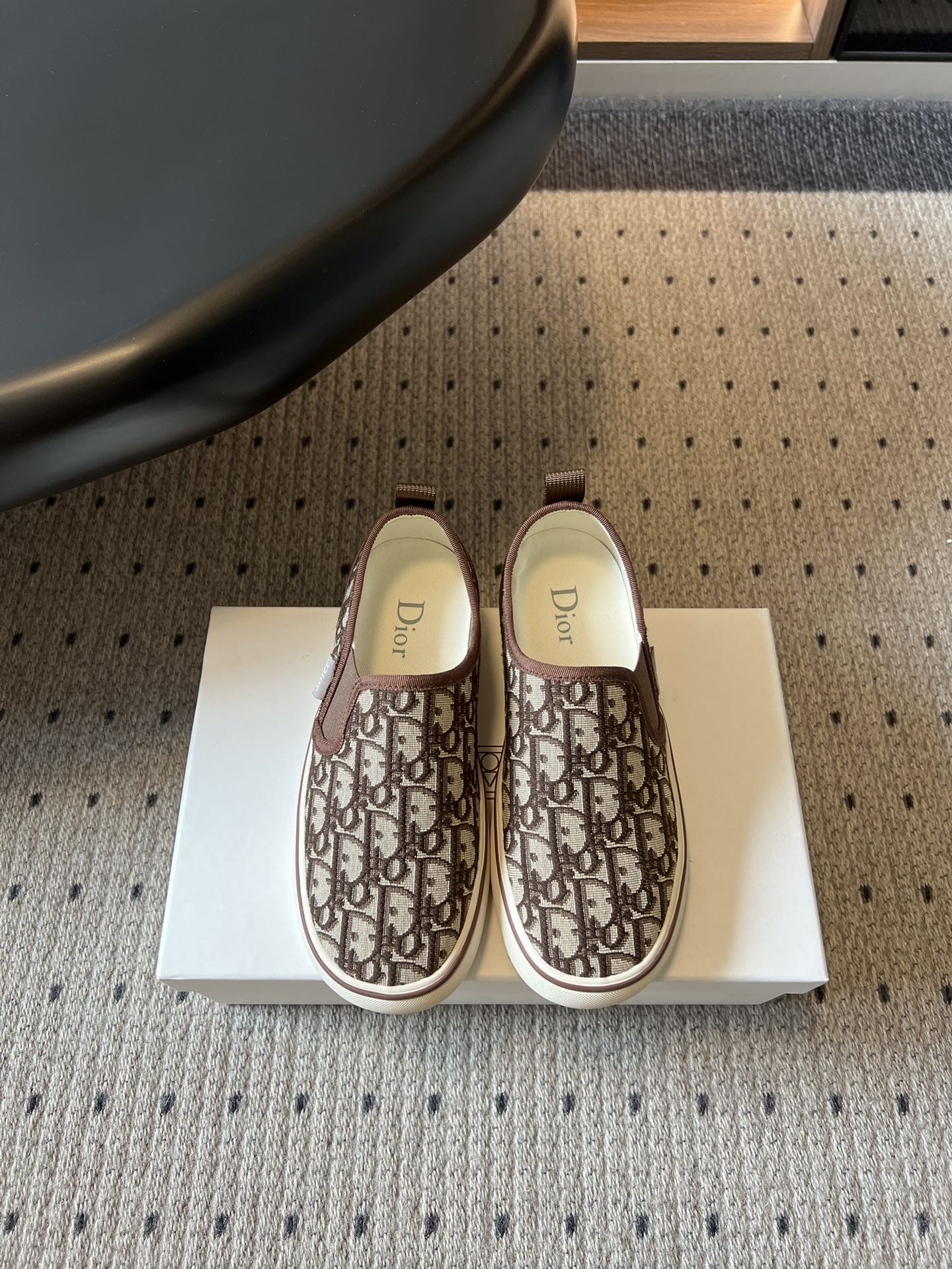 NO:786894,Dio*26SS spring and summer new presbyopic slip-on loafers. Its design is self-recognizable. The iconic presbyopic pattern is low-key and textured. It can show style without unnecessary decoration. The slip-on design weakens the sense of tediousness. It has a casual and unpretentious temperament, and can easily be worn with an effortless French sense of luxury.  The foot feel is also completely online, the upper foot is soft and comfortable, it feels like stepping on clouds, and your feet will not be tired after walking for a long time. The design is super friendly for lazy people. Fabric upper, fabric lining, rubber outsole, size 35-40 (customized size 40 is non-refundable), heel height 2.5cm 222, loafers, dior, loafers19860909Dio*26SS春夏新款老花一脚蹬乐福鞋 它的设计自带辨识度,标志性的老花图案低调又有质感,不用多余装饰就能彰显格调,一脚蹬的设计弱化了繁琐感,自带随性不刻意的气质,轻松穿出不费力的法式高级感. 脚感也完全在线,上脚软弹舒适,踩上去像踩在云朵上,长时间走路也不会累脚.懒人一脚蹬的设计超友好. 鞋面布面 内里布面 大底橡胶大底 size35-40码（40码定制不退换） 跟高2.5cm  222,乐福鞋,dior,loafers,Women's Shoes