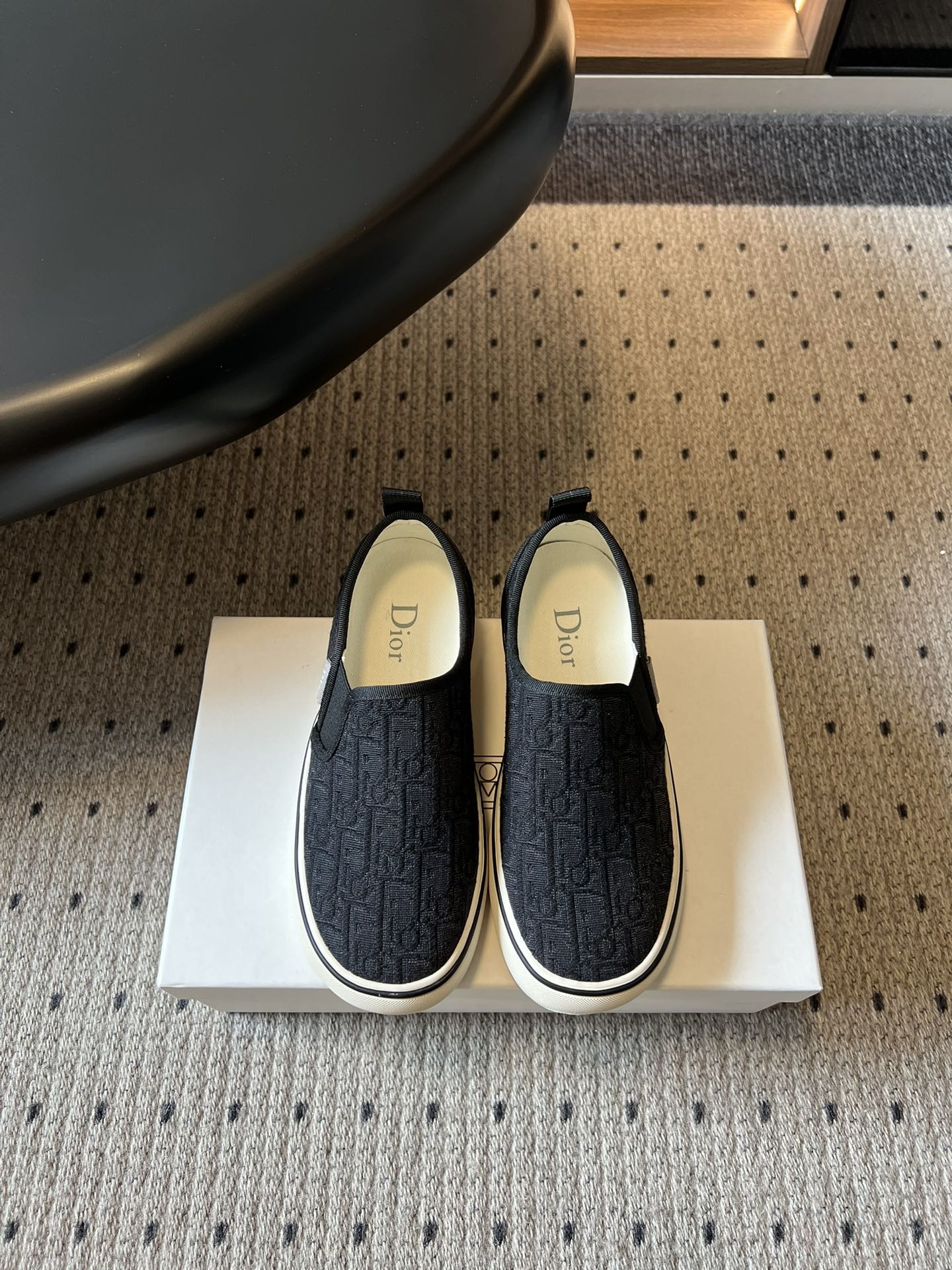 NO:786898,Dio*26SS spring and summer new presbyopic slip-on loafers. Its design is self-recognizable. The iconic presbyopic pattern is low-key and textured. It can show style without unnecessary decoration. The slip-on design weakens the sense of tediousness. It has a casual and unpretentious temperament, and can easily be worn with an effortless French sense of luxury.  The foot feel is also completely online, the upper foot is soft and comfortable, it feels like stepping on clouds, and your feet will not be tired after walking for a long time. The design is super friendly for lazy people. Fabric upper, fabric lining, rubber outsole, size 35-40 (customized size 40 is non-refundable), heel height 2.5cm 222, loafers, dior, loafers19860909Dio*26SS春夏新款老花一脚蹬乐福鞋 它的设计自带辨识度,标志性的老花图案低调又有质感,不用多余装饰就能彰显格调,一脚蹬的设计弱化了繁琐感,自带随性不刻意的气质,轻松穿出不费力的法式高级感. 脚感也完全在线,上脚软弹舒适,踩上去像踩在云朵上,长时间走路也不会累脚.懒人一脚蹬的设计超友好. 鞋面布面 内里布面 大底橡胶大底 size35-40码（40码定制不退换） 跟高2.5cm 222,乐福鞋,dior,loafers,Women's Shoes