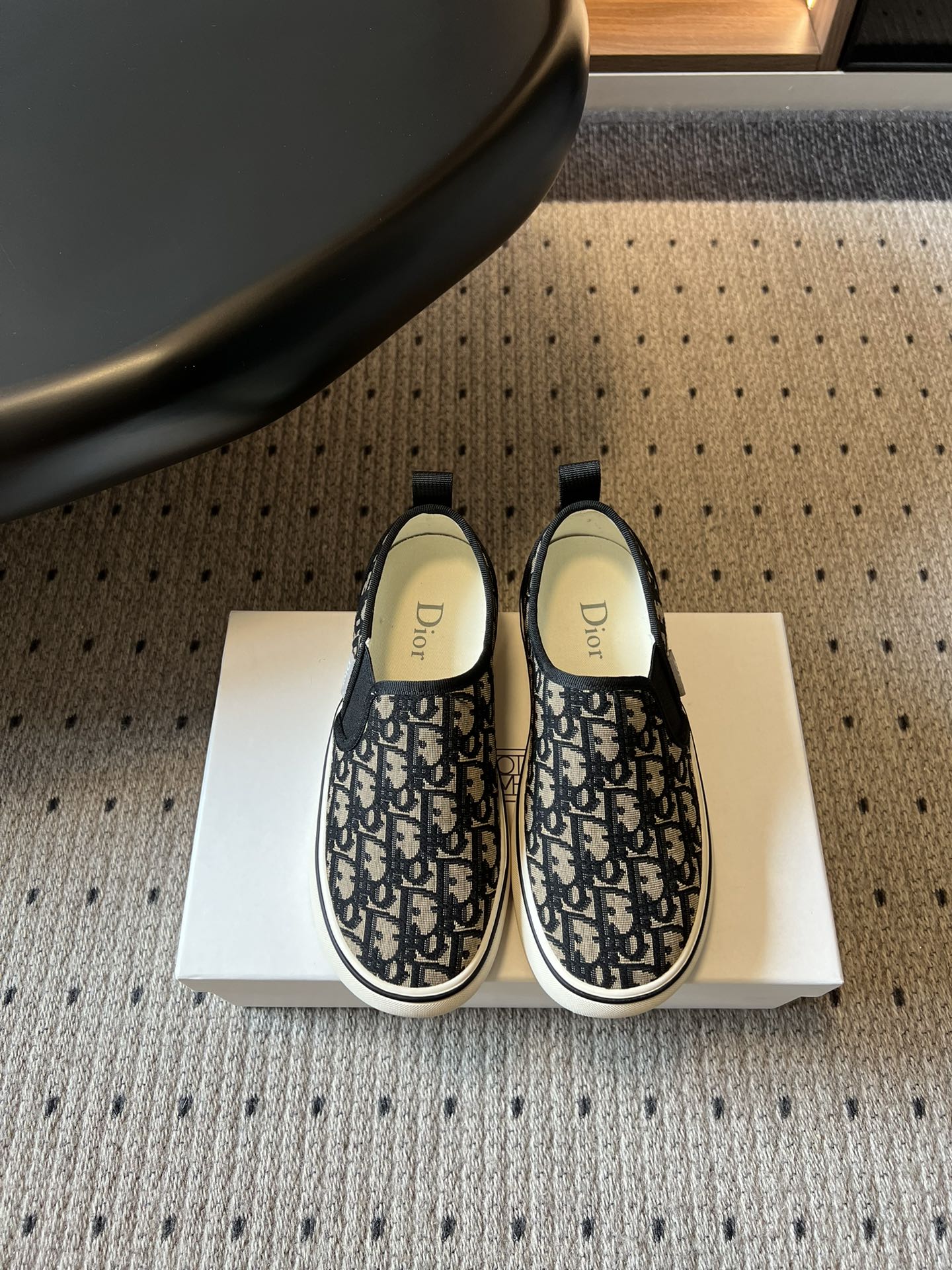NO:786902,Dio*26SS spring and summer new presbyopic slip-on loafers. Its design is self-recognizable. The iconic presbyopic pattern is low-key and textured. It can show style without unnecessary decoration. The slip-on design weakens the sense of tediousness. It has a casual and unpretentious temperament, and can easily be worn with an effortless French sense of luxury.  The foot feel is also completely online, the upper foot is soft and comfortable, it feels like stepping on clouds, and your feet will not be tired after walking for a long time. The design is super friendly for lazy people. Fabric upper, fabric lining, rubber outsole, size 35-40 (customized size 40 is non-refundable), heel height 2.5cm 222, loafers, dior, loafers19860909Dio*26SS春夏新款老花一脚蹬乐福鞋 它的设计自带辨识度,标志性的老花图案低调又有质感,不用多余装饰就能彰显格调,一脚蹬的设计弱化了繁琐感,自带随性不刻意的气质,轻松穿出不费力的法式高级感. 脚感也完全在线,上脚软弹舒适,踩上去像踩在云朵上,长时间走路也不会累脚.懒人一脚蹬的设计超友好. 鞋面布面 内里布面 大底橡胶大底 size35-40码（40码定制不退换） 跟高2.5cm  222,乐福鞋,dior,loafers,Women's Shoes