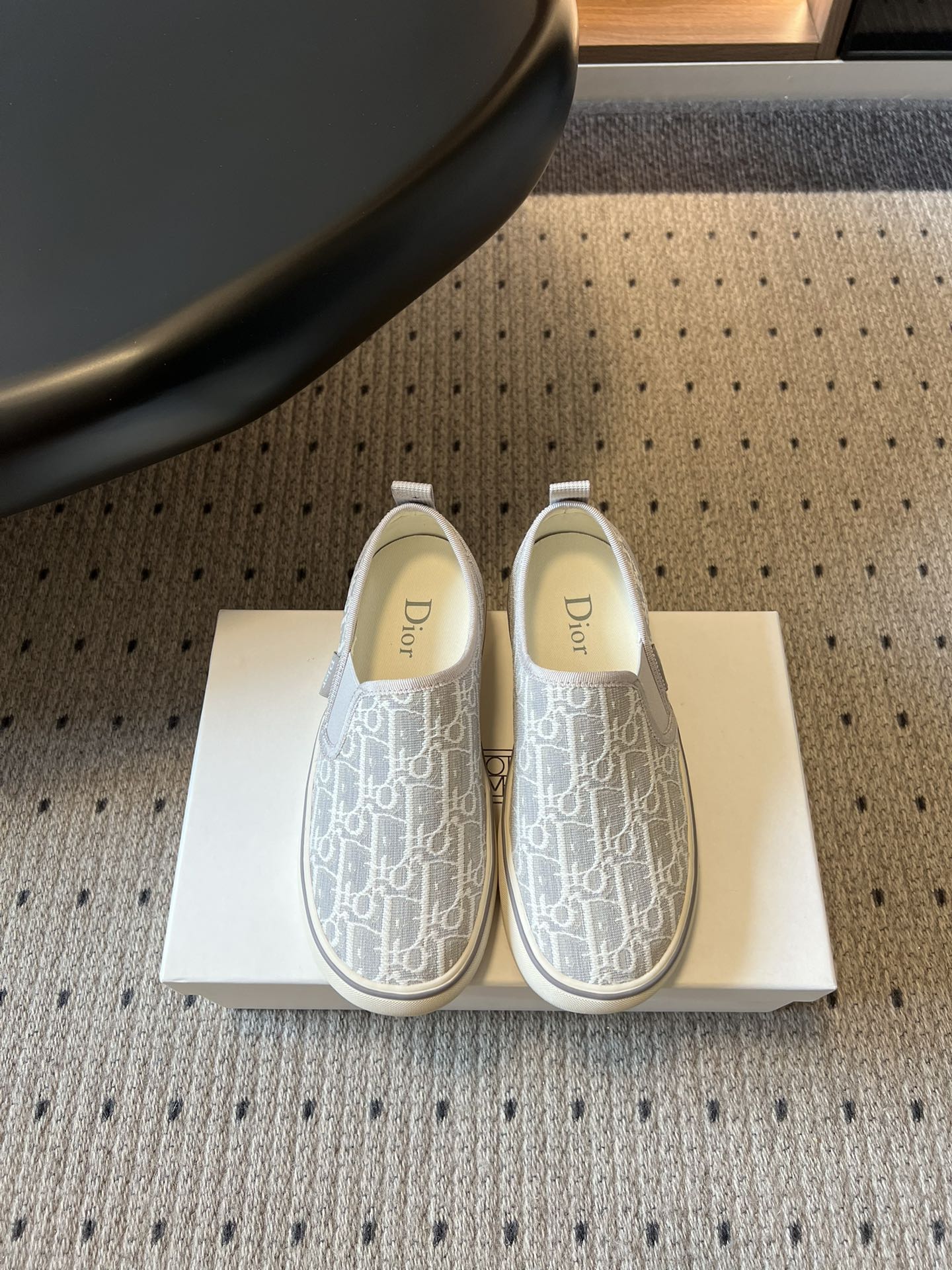 NO:786907,Dio*26SS spring and summer new presbyopic slip-on loafers. Its design is self-recognizable. The iconic presbyopic pattern is low-key and textured. It can show style without unnecessary decoration. The slip-on design weakens the sense of tediousness. It has a casual and unpretentious temperament, and can easily be worn with an effortless French sense of luxury.  The foot feel is also completely online, the upper foot is soft and comfortable, it feels like stepping on clouds, and your feet will not be tired after walking for a long time. The design is super friendly for lazy people. Fabric upper, fabric lining, rubber outsole, size 35-40 (customized size 40 is non-refundable), heel height 2.5cm 222, loafers, dior, loafers19860909Dio*26SS春夏新款老花一脚蹬乐福鞋 它的设计自带辨识度,标志性的老花图案低调又有质感,不用多余装饰就能彰显格调,一脚蹬的设计弱化了繁琐感,自带随性不刻意的气质,轻松穿出不费力的法式高级感. 脚感也完全在线,上脚软弹舒适,踩上去像踩在云朵上,长时间走路也不会累脚.懒人一脚蹬的设计超友好. 鞋面布面 内里布面 大底橡胶大底 size35-40码（40码定制不退换） 跟高2.5cm 222,乐福鞋,dior,loafers,Women's Shoes