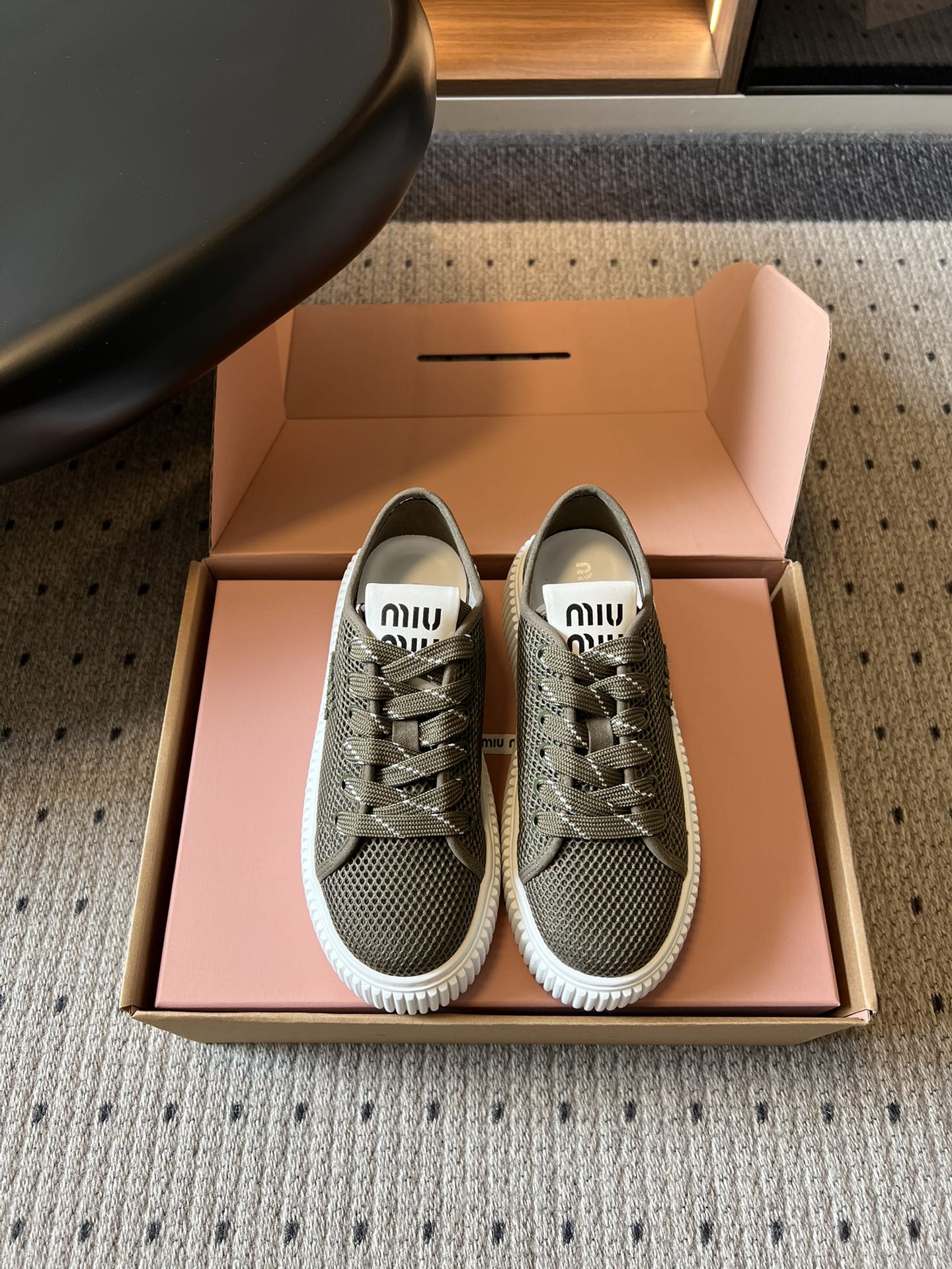 NO:786920,Miu Mi* 26ss new spring and summer mesh biscuit platform shoes. Miu Miu mesh biscuit platform shoes have a sweet and girly feel, welding college style and sophistication together. Its design is self-recognizable. The iconic biscuit platform has a retro college atmosphere. The mesh material of the shoe body is both breathable and textured. It is paired with a brand logo tongue. It is low-key and reveals exquisite details. It is unobtrusive but very memorable, making it easy to wear with an effortless sense of wealth.  The foot feel is also completely online, the thick sole design quietly elongates the proportions, and you can have a superior leg shape without having to worry about matching. At the same time, it is soft and stable when you step on it, and your feet will not be tired after walking for a long time. Mesh upper, double-sided velvet lining, TPR outsole, size 35-40 (customized size 40 is not returnable), heel height 4cm 82, casual shoes/sports shoes, miumiu, sneakers19860909Miu Mi* 26ss 春夏新款网面饼干厚底鞋 自带清甜少女感的Miu Miu网面饼干厚底鞋,把学院风与精致感焊在了一起.它的设计自带辨识度,标志性的饼干厚底自带复古学院氛围,鞋身的网面材质兼顾透气与质感,搭配品牌标识鞋舌,低调中透着精致细节,不张扬却很有记忆点,轻松穿出不费力的千金感. 脚感也完全在线,厚底设计悄悄拉长比例,不用费心搭配也能拥有优越腿型,同时踩上去软弹稳当,长时间走路也不会累脚. 鞋面网格布 内里双面绒 大底TPR大底 size35-40码（40码定制不退换） 跟高4cm 82,休闲鞋/运动鞋,miumiu,sneakers,Women's Shoes