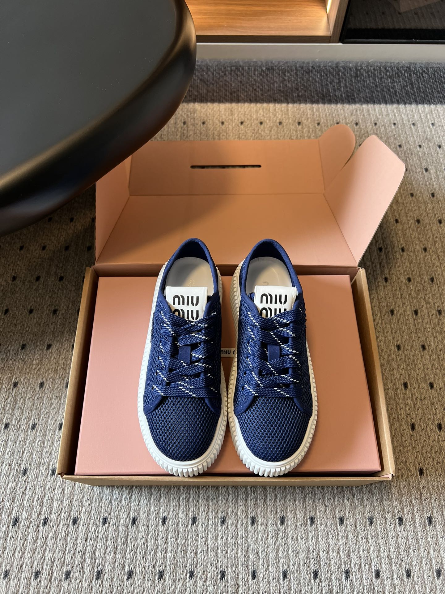 NO:786925,Miu Mi* 26ss new spring and summer mesh biscuit platform shoes. Miu Miu mesh biscuit platform shoes have a sweet and girly feel, welding college style and sophistication together. Its design is self-recognizable. The iconic biscuit platform has a retro college atmosphere. The mesh material of the shoe body is both breathable and textured. It is paired with a brand logo tongue. It is low-key and reveals exquisite details. It is unobtrusive but very memorable, making it easy to wear with an effortless sense of wealth.  The foot feel is also completely online, the thick sole design quietly elongates the proportions, and you can have a superior leg shape without having to worry about matching. At the same time, it is soft and stable when you step on it, and your feet will not be tired after walking for a long time. Mesh upper, double-sided velvet lining, TPR outsole, size 35-40 (customized size 40 is not returnable), heel height 4cm 82, casual shoes/sports shoes, miumiu, sneakers19860909Miu Mi* 26ss 春夏新款网面饼干厚底鞋 自带清甜少女感的Miu Miu网面饼干厚底鞋,把学院风与精致感焊在了一起.它的设计自带辨识度,标志性的饼干厚底自带复古学院氛围,鞋身的网面材质兼顾透气与质感,搭配品牌标识鞋舌,低调中透着精致细节,不张扬却很有记忆点,轻松穿出不费力的千金感. 脚感也完全在线,厚底设计悄悄拉长比例,不用费心搭配也能拥有优越腿型,同时踩上去软弹稳当,长时间走路也不会累脚. 鞋面网格布 内里双面绒 大底TPR大底 size35-40码（40码定制不退换） 跟高4cm  82,休闲鞋/运动鞋,miumiu,sneakers,Women's Shoes