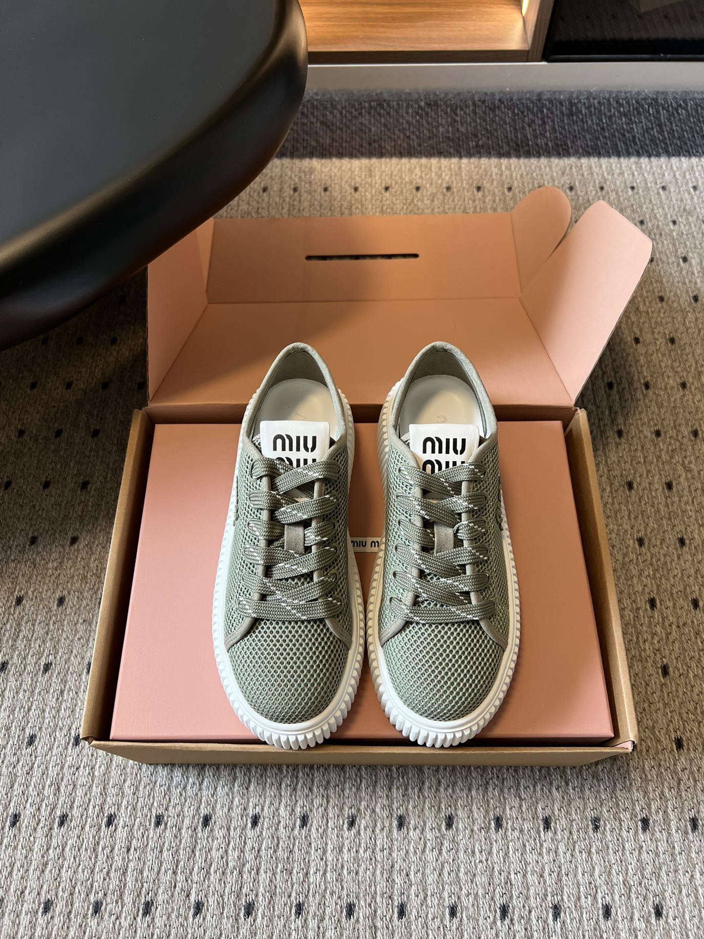 NO:786884,Miu Mi* 26ss new spring and summer mesh biscuit platform shoes. Miu Miu mesh biscuit platform shoes have a sweet and girly feel, welding college style and sophistication together. Its design is self-recognizable. The iconic biscuit platform has a retro college atmosphere. The mesh material of the shoe body is both breathable and textured. It is paired with a brand logo tongue. It is low-key and reveals exquisite details. It is unobtrusive but very memorable, making it easy to wear with an effortless sense of wealth.  The foot feel is also completely online, the thick sole design quietly elongates the proportions, and you can have a superior leg shape without having to worry about matching. At the same time, it is soft and stable when you step on it, and your feet will not be tired after walking for a long time. Mesh upper, double-sided velvet lining, TPR outsole, size 35-40 (customized size 40 is not returnable), heel height 4cm 82, casual shoes/sports shoes, miumiu, sneakers19860909Miu Mi* 26ss 春夏新款网面饼干厚底鞋 自带清甜少女感的Miu Miu网面饼干厚底鞋,把学院风与精致感焊在了一起.它的设计自带辨识度,标志性的饼干厚底自带复古学院氛围,鞋身的网面材质兼顾透气与质感,搭配品牌标识鞋舌,低调中透着精致细节,不张扬却很有记忆点,轻松穿出不费力的千金感. 脚感也完全在线,厚底设计悄悄拉长比例,不用费心搭配也能拥有优越腿型,同时踩上去软弹稳当,长时间走路也不会累脚. 鞋面网格布 内里双面绒 大底TPR大底 size35-40码（40码定制不退换） 跟高4cm 82,休闲鞋/运动鞋,miumiu,sneakers,Women's Shoes