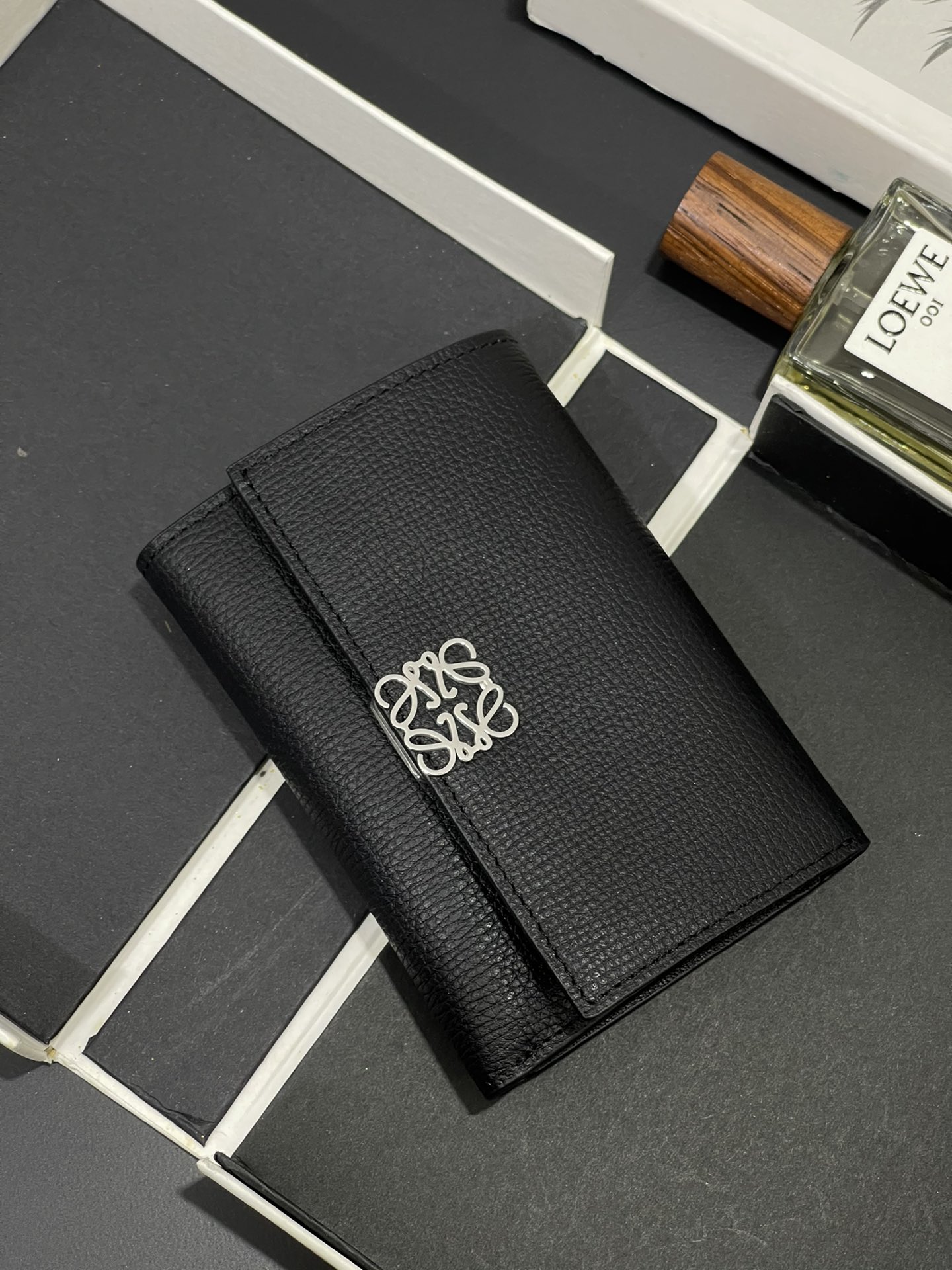 NO:813187,Small fold-over flip vertical wallet made of pebbled cowhide, six card slots, one large pocket and small zippered pocket!  Style No. 3803 Size 11.8*8, Loewe wallet, loewe, wallets, cowhide19860909小号对折翻盖垂直钱包 采用鹅卵石纹牛皮 六个卡位 一个大口袋和拉链小口袋！ 款号3803 尺寸11.8*8,罗意威钱包,loewe,wallets,cowhide,Wallet purse