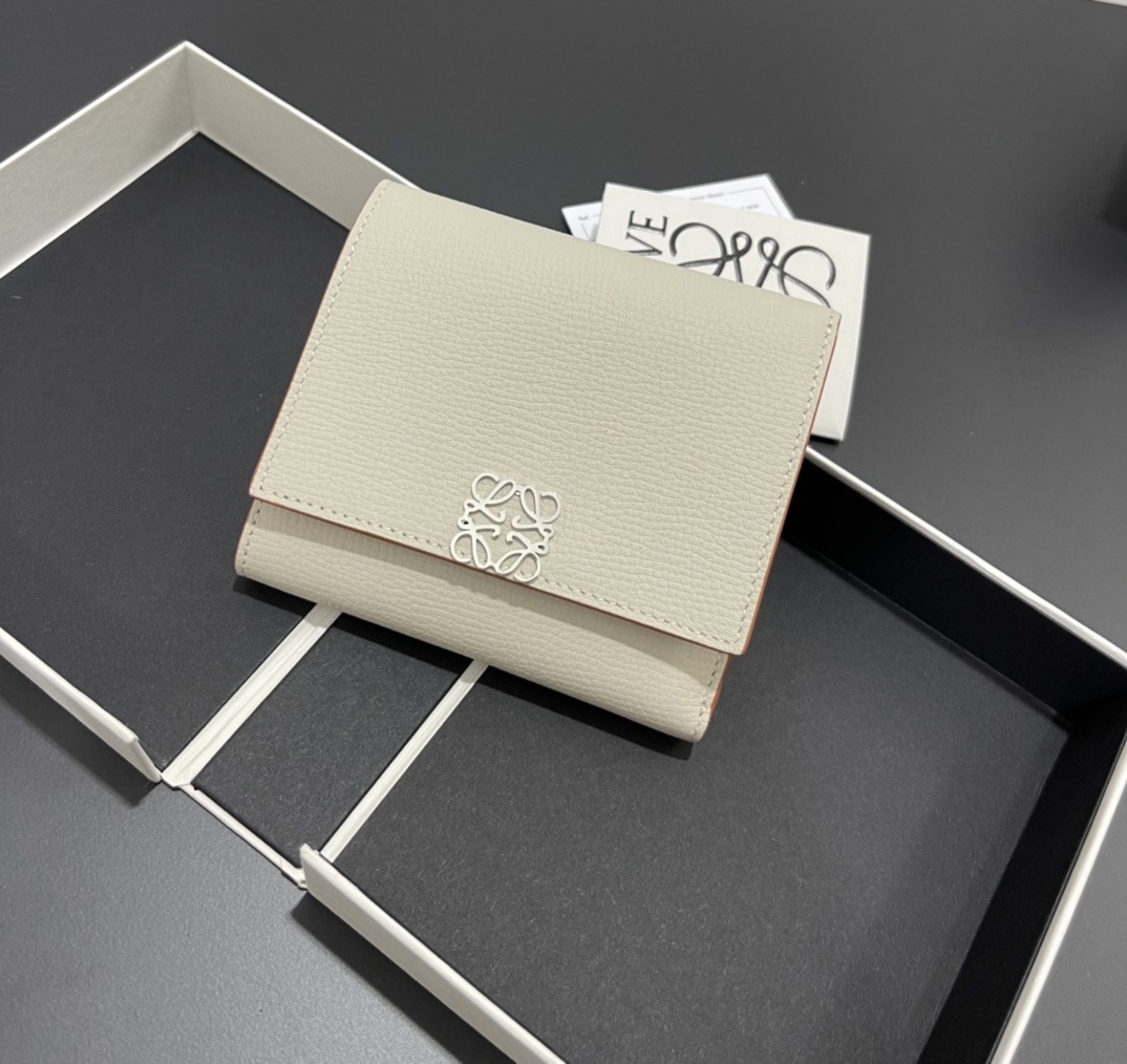 NO:813152,Half-fold short wallet made of pebbled cowhide, calfskin lining, card slots, zipper pocket, can enlarge banknotes. Style number 3729, size 10*11, Loewe wallet, loewe, wallets, cowhide19860909对折短款钱包 采用鹅卵石头纹牛皮、 内里小牛皮,卡位,拉链口袋, 可放大钞.款号3729,尺寸10*11,罗意威钱包,loewe,wallets,cowhide,Wallet purse