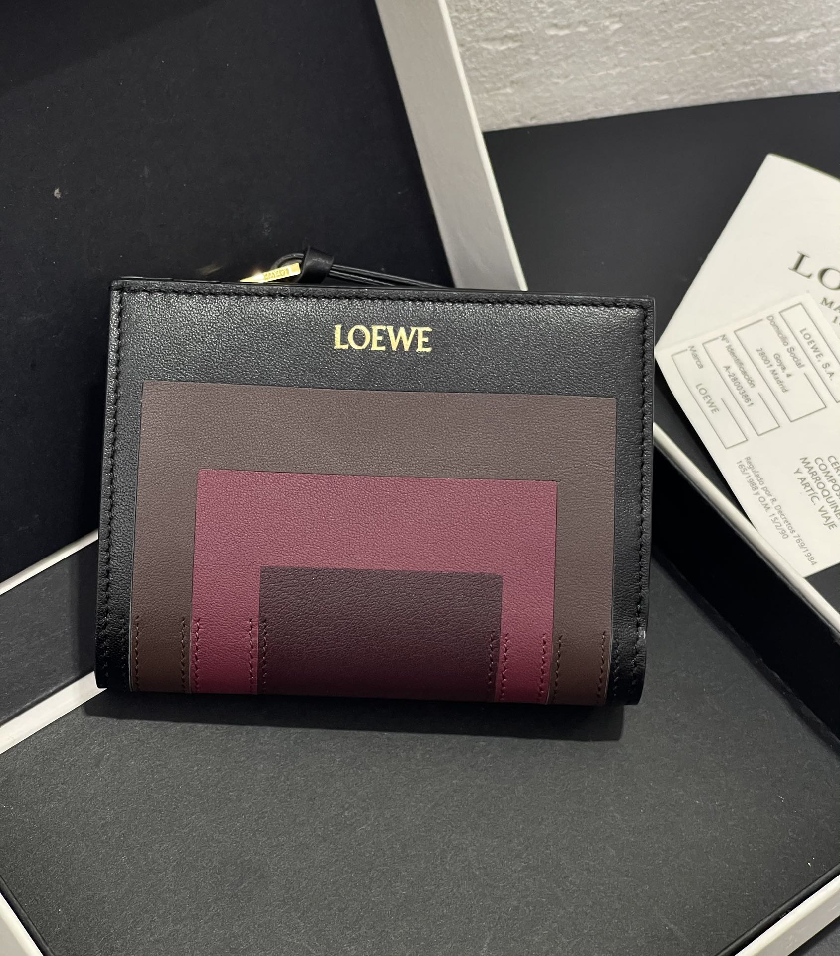 NO:813157,Josef and Anni Albers collaboration spliced ​​buckle wallet, made of classic Naa calfskin, inlaid with square pattern, six card slots and zipper compartment. Style number 3823, size 11.58.53 (note that the pattern is inlaid and spliced, gaps are normal), Loewe wallet, loewe, wallets, cowhide19860909Josef and Anni Albers 合作款拼接对扣钱包 采用经典Naa小牛皮 镶嵌方形图案 六卡位和拉链隔层. 款号3823 尺寸11.58.53（注意图案是镶嵌拼接的, 有缝隙属于正常）,罗意威钱包,loewe,wallets,cowhide,Wallet purse