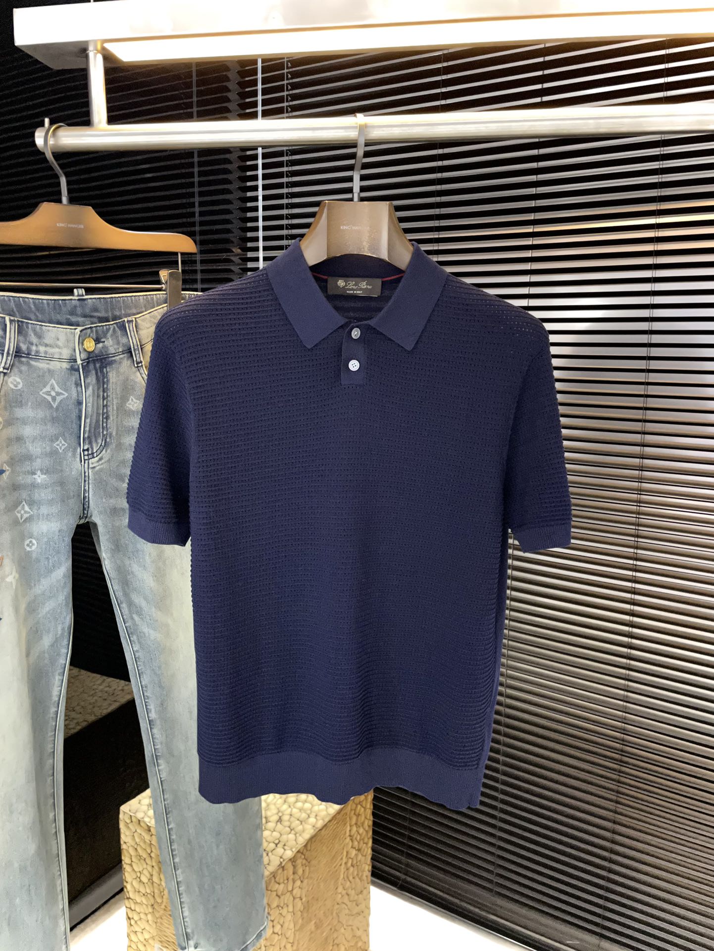 NO:830956,P LP (Nuoyou Panya) 2026 spring and summer latest POLO short-sleeved, using the latest Yilite fabric, soft to the touch, soft and comfortable composition, classic design style, special customization, simple cutting and splicing, reflecting the extraordinary craftsmanship of the workers, full of high-end fashion!  The version is very casual and versatile. Sizes M-3XL, loro piana, T-shirt,19860909P  LP（诺悠翩雅）2026春夏最新款POLO短袖,采用最新伊力特面料 手感柔软、成分柔软舒适 经典设计风格 特殊定制 简单的裁剪方式拼接,体现出工人不凡的工艺,高端时尚感十足！版型相当赞休闲百搭款.尺码 M-3XL,,loro piana,T-shirt,,Men's clothing