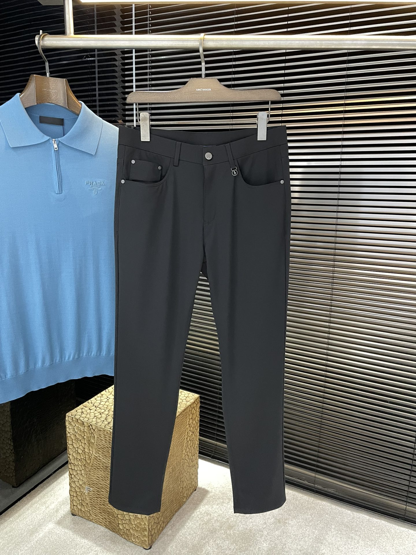 NO:830977,P POLO (Paul) 2026 spring and summer new product, the same style as the official website, you don’t want to take it off when you put it on, fashionable and versatile casual pants, high-quality Korean imported fabrics, more textured, comfortable and soft drape, which is slightly better. Such good fabrics are very rare on the market. Every detail is considered. The workmanship is really exquisite. The wiring is fine and well-proportioned. There are no excess threads. High-quality fashion. It is the best product for various occasions, whether it is sports or leisure time!  Size 30-38 (37),,19860909P POLO（保罗）2026春夏新品 官网同款 穿上就不想脱下来 时尚潮流百搭休闲裤 高品质韩国进口面料 更加有质感 舒适柔软垂坠更是略胜一筹 这么好的面料市面上也是极为少有 在细节上考虑的面面俱到 做工真的极其精湛 走线细密匀称 毫无多余线头 高品质时装 无论是运动还是休闲时候都能胜任各种场合的最佳强货！尺码 30-38（37）,,,Men's clothing