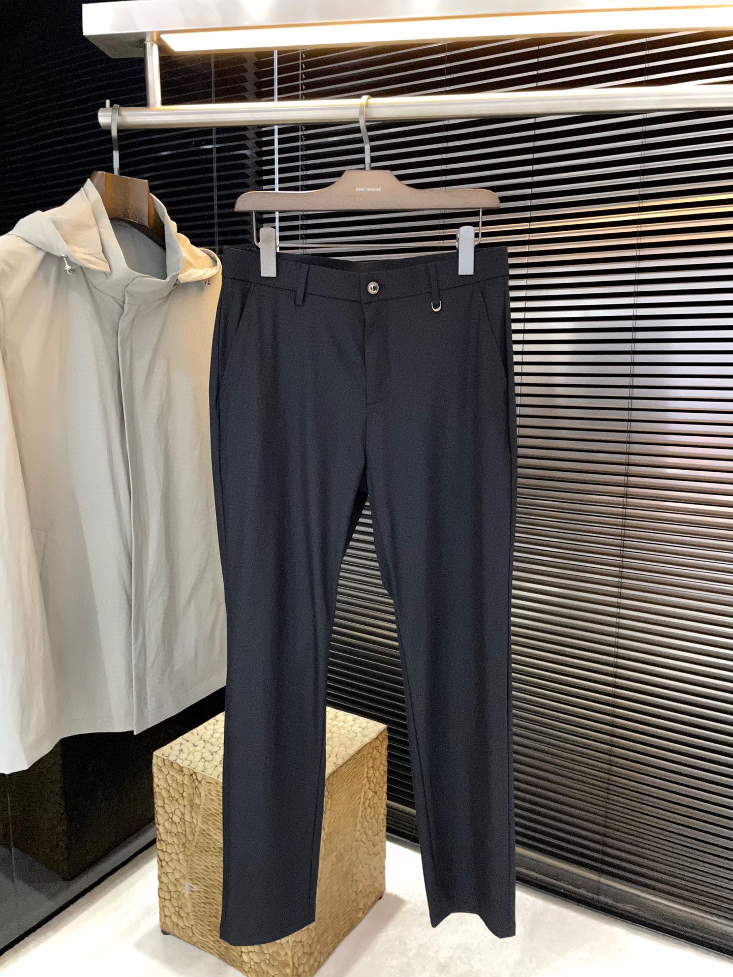NO:830920,P Burberr - (Baba) 2026 spring and summer new product, the same style as the official website. You don't want to take it off when you put it on. Fashionable and versatile casual trousers. High-quality polyester fiber fabric imported from Korea. It is more textured, comfortable, soft and drape. Such good fabrics are very rare on the market. Every detail is taken into consideration. The workmanship is really exquisite. The wiring is fine and well-proportioned. There are no excess threads. High-quality fashion.  The best product that can be used in various occasions, whether it is sports or leisure time!  Size 30-38 (37),,burberry,burberry,19860909P  Burberr-（巴宝）2026春夏新品 官网同款 穿上就不想脱下来 时尚潮流百搭休闲西裤 高品质韩国进口聚脂纤维面料 更加有质感 舒适柔软垂坠更是略胜一筹 这么好的面料市面上也是极为少有 在细节上考虑的面面俱到 做工真的极其精湛 走线细密匀称 毫无多余线头 高品质时装 无论是运动还是休闲时候都能胜任各种场合的最佳强货！尺码 30-38（37）,,burberry,burberry,,Men's clothing