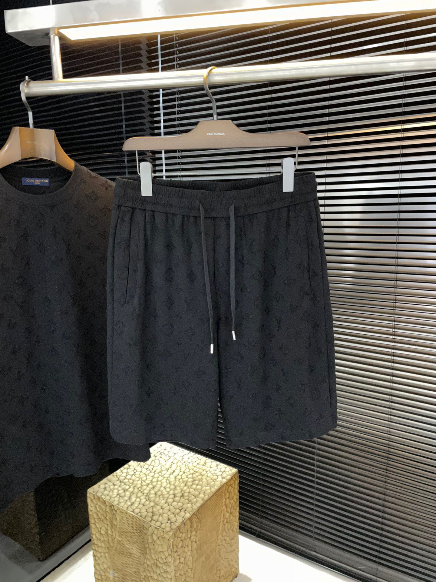 NO:830928,P LOUIS VU (Louis) 2026 spring and summer new style, the latest casual shorts. The original trousers are casual and versatile on the upper body, the fabric Logo design is casual and lazy, the advanced custom imported pure cotton fabrics, customized craftsmanship are extremely comfortable. High-end atmosphere, does it have the taste of summer, the first choice. Size M to XXXL purchasing level...,, louis vuitton, louis vuitton, shorts,19860909P  LOUIS VU（路易） 2026春夏季新款,最新休闲短裤.原版裤型上身休闲百搭、面料Logo烧花设计随性慵懒范,高级定制进口纯棉面料,订制工艺 舒适感爆棚.高端大气,夏天的味道有没有,首选 .码数 M一XXXL代购级别……,,louis vuitton,louis vuitton,shorts,,Men's clothing