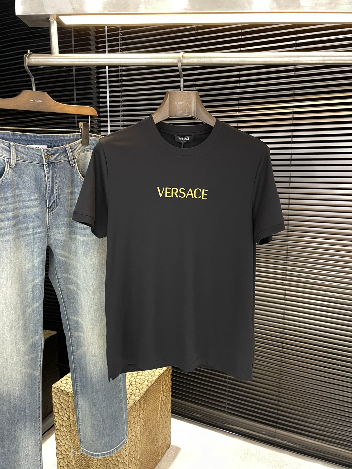 NO:830939,P Versac - (Versac) VIP advanced customization 2026 spring and summer new short-sleeved T-shirt, embroidered brand English letters on the front, embroidered Queen Medusa's head on the cuffs, cotton double mercerized fabric, the fabric is uniform, delicate and soft, comfortable to wear, easy to create a cool summer feeling, highly recommended!  Size M-3XL,,versace,versace,T-shirt,tees,t-shirt,19860909P  Versac-（范思）VIP高级定制 2026春夏季新款短袖T恤衫,前片品牌英文字母刺绣工艺 ,袖口美杜莎女王头像刺绣 棉双丝光面料 ,面料匀均细致柔软 ,穿着舒度适高,轻松打造夏日潮酷感 ,强烈推荐！码数M-3XL,,versace,versace,T-shirt,tees，t-shirt,,Men's clothing
