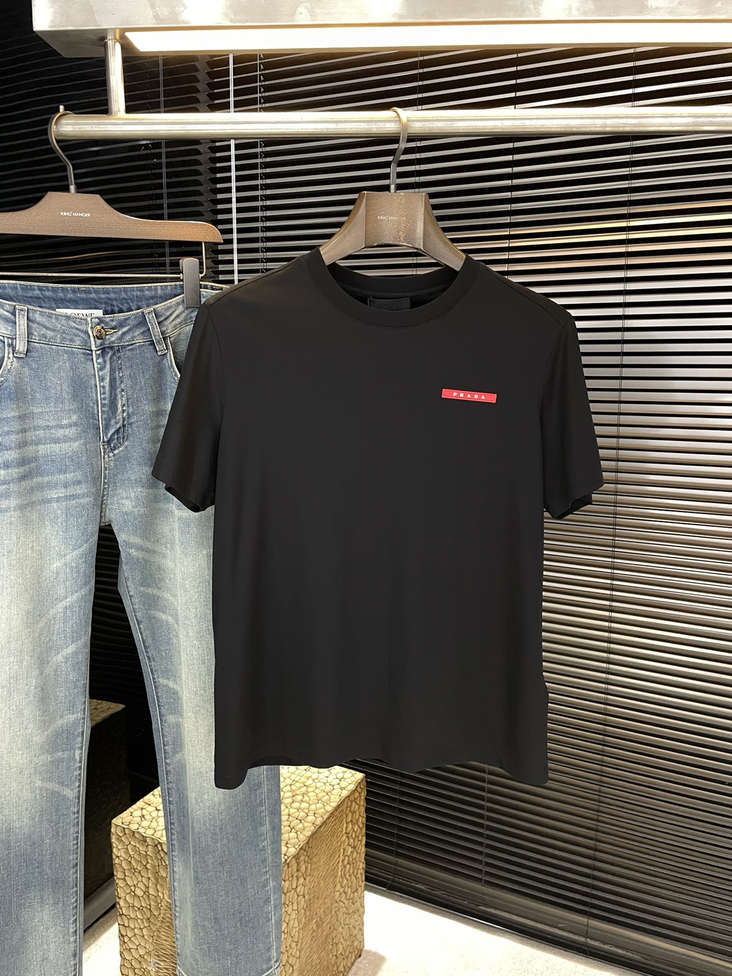 NO:830945,P PRAD-(Pula) VIP advanced customization 2026 spring and summer new short-sleeved T-shirt, chest rubber brand PRADA decoration technology, cotton double mercerized fabric, the fabric is uniform, delicate and soft, comfortable to wear, easy to create a cool summer feeling, highly recommended!  Size M-3XL,,prada,prada,T-shirt,tees,t-shirt,19860909P  PRAD-（普拉）VIP高级定制 2026春夏季新款短袖T恤衫,胸口胶牌PRADA装饰工艺 ,棉双丝光面料 ,面料匀均细致柔软 ,穿着舒度适高,轻松打造夏日潮酷感 ,强烈推荐！码数M-3XL,,prada,prada,T-shirt,tees，t-shirt,,Men's clothing