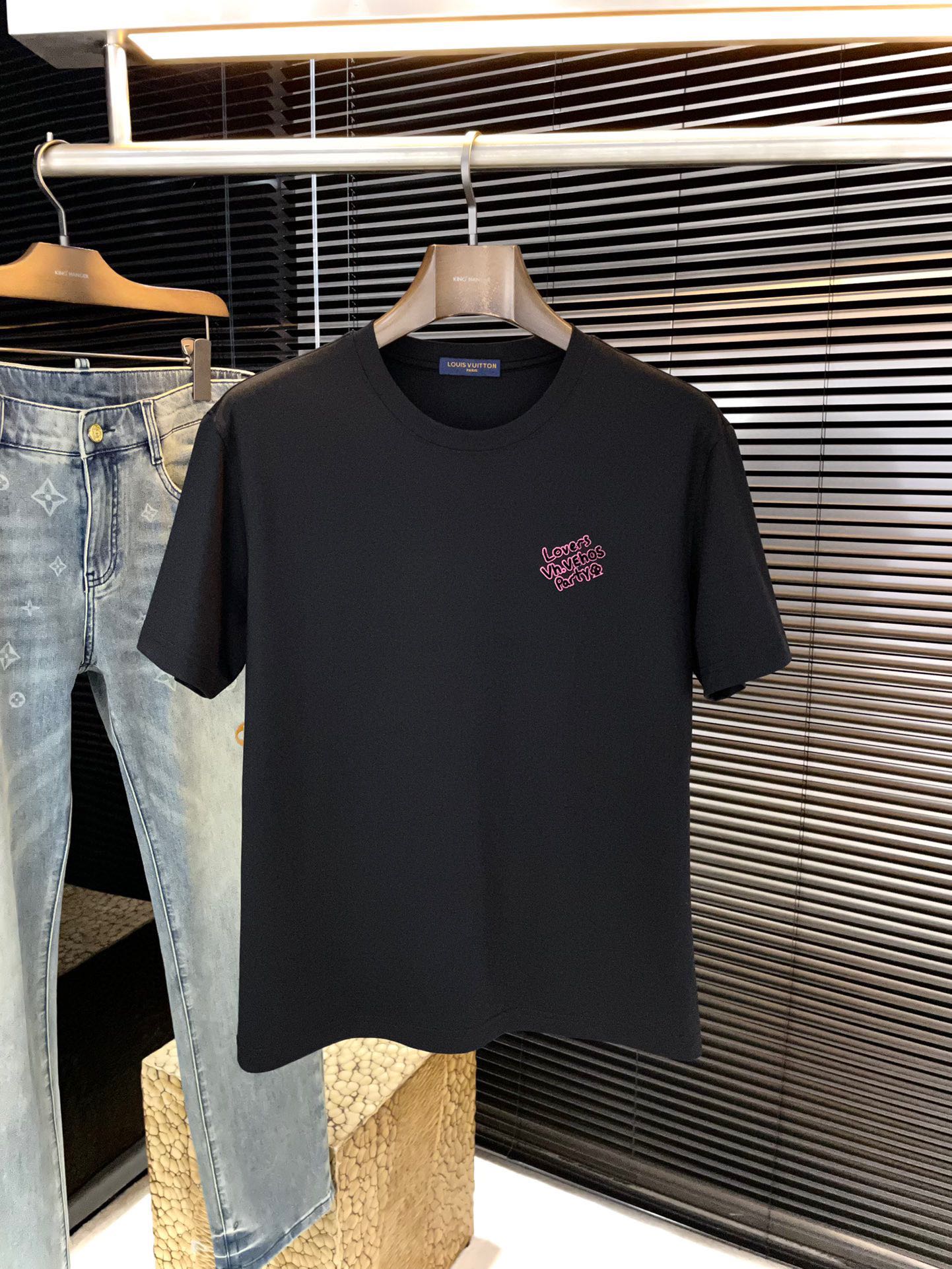 NO:830951,P LOUIS VU (Louis) series VIP advanced customization 2026 spring and summer new short-sleeved T-shirts, the latest embroidery technology on the chest, heavy fabrics, uniform, delicate and soft fabrics, high wearing comfort, easy to create a cool summer feeling, highly recommended!  Size S-3XL,,louis vuitton,louis vuitton,T-shirt,tees,t-shirt,19860909P  LOUIS VU（路易）系列 VIP高级定制 2026春夏季新款短袖T恤衫,前胸最新刺绣工艺 ,重磅面料 ,面料匀均细致柔软 ,穿着舒度适高,轻松打造夏日潮酷感 ,强烈推荐！码数S-3XL,,louis vuitton,louis vuitton,T-shirt,tees，t-shirt,,Men's clothing