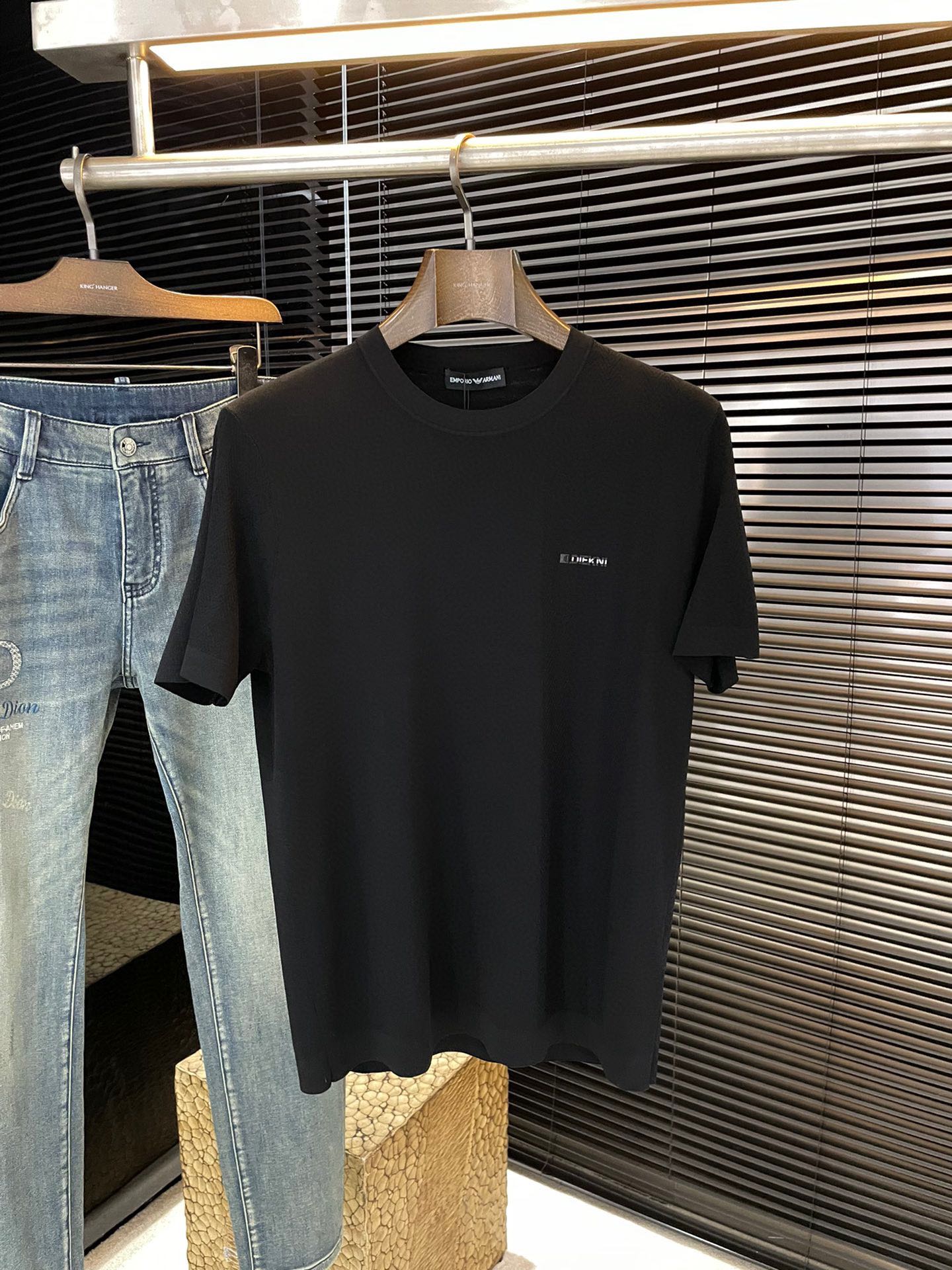 NO:830957,P EmporioArm - (Ama) VIP advanced customization 2026 spring and summer new short-sleeved style, versatile style, anyone can easily control the fabric, fully customized technology, high-count customized Yilite fabric, the fabric feels soft, the upper body is comfortable and soft, the simple style is very classy, ​​simple and stylish, the tailoring is slim, very refined, showing aura, and will highlight the sophistication of business men!  Size M-3XL,,T-shirt,19860909P  EmporioArm-（阿玛）VIP高级定制 2026春夏季新款短袖 百搭款式 任何人都可以轻松驾驭 面料全订制工艺 高支定制伊力特面料 面料手感柔软,上身舒适柔软 简约的款式非常显档次,简约个性时尚,版型剪裁属于修身款 非常精致,显气场,又会凸显商务男士的精致！尺码 M-3XL,,T-shirt,,Men's clothing