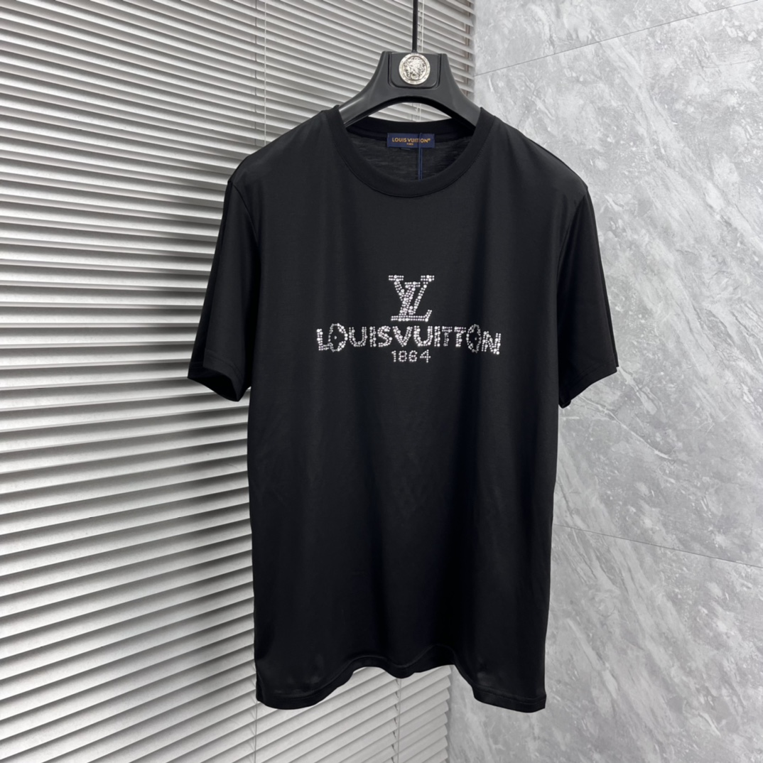 NO:871867,LV 2026 spring and summer new model, hot diamond round neck short-sleeved T-shirt, super comfortable upper body, same style for men and women, M-5XL, Louis Vuitton, T-shirt, tees, t-shirt,19860909LV 2026春夏新款 烫钻 圆领短袖t恤 上身超舒服男女同款 M-5XL,,louis vuitton,T-shirt,tees，t-shirt,,Men's clothing