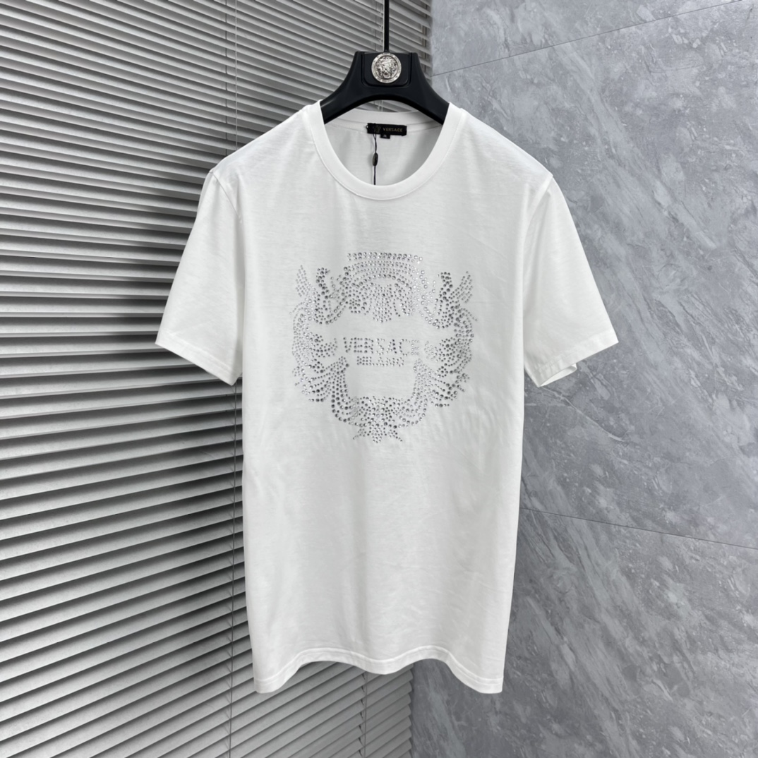 NO:871874,Versace 2026 spring and summer new hot diamond round neck short-sleeved T-shirt, super comfortable upper body, same style for men and women M-5XL,,versace,T-shirt,tees,t-shirt,19860909范思哲 2026春夏新款 烫钻 圆领短袖t恤 上身超舒服男女同款 M-5XL,,versace,T-shirt,tees，t-shirt,,Men's clothing
