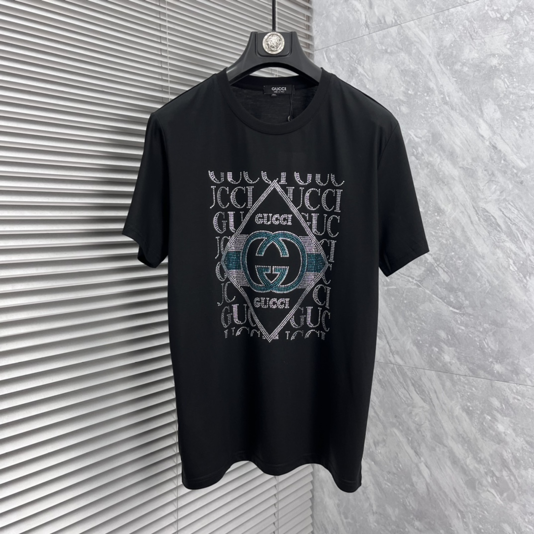 NO:871881,Gucci 2026 spring and summer new model, hot diamond round neck short-sleeved T-shirt, super comfortable upper body, same style for men and women, M-5XL,, T-shirt, tees, t-shirt,19860909古奇 2026春夏新款 烫钻 圆领短袖t恤 上身超舒服男女同款 M-5XL,,T-shirt,tees，t-shirt,,Men's clothing