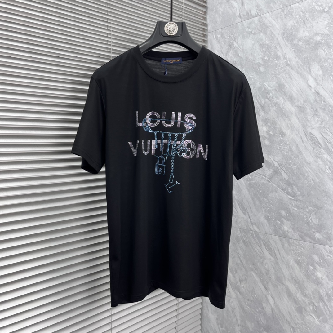 NO:871889,LV 2026 spring and summer new model, hot diamond round neck short-sleeved T-shirt, super comfortable upper body, same style for men and women, M-5XL, Louis Vuitton, T-shirt, tees, t-shirt,19860909LV 2026春夏新款 烫钻 圆领短袖t恤 上身超舒服男女同款 M-5XL,,louis vuitton,T-shirt,tees，t-shirt,,Men's clothing