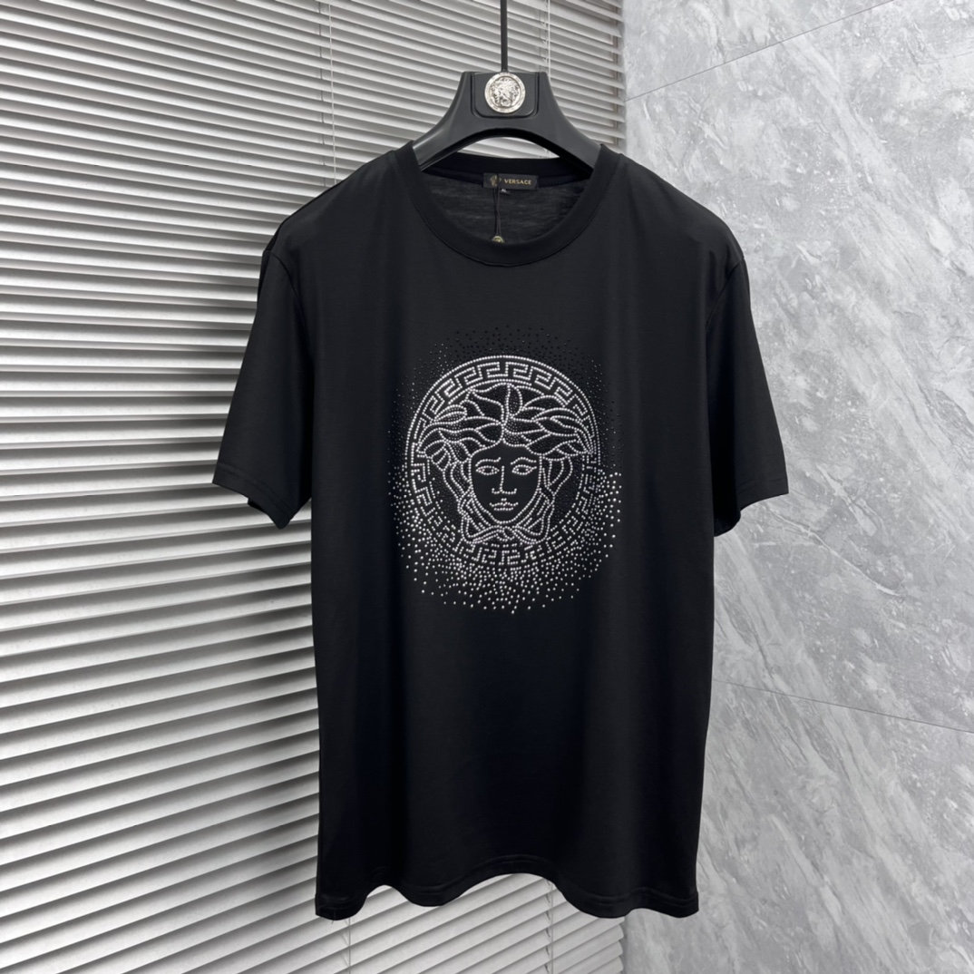 NO:871898,Versace 2026 spring and summer new hot diamond round neck short-sleeved T-shirt, super comfortable upper body, same style for men and women M-5XL,,versace,T-shirt,tees,t-shirt,19860909范思哲 2026春夏新款 烫钻 圆领短袖t恤 上身超舒服男女同款 M-5XL,,versace,T-shirt,tees，t-shirt,,Men's clothing