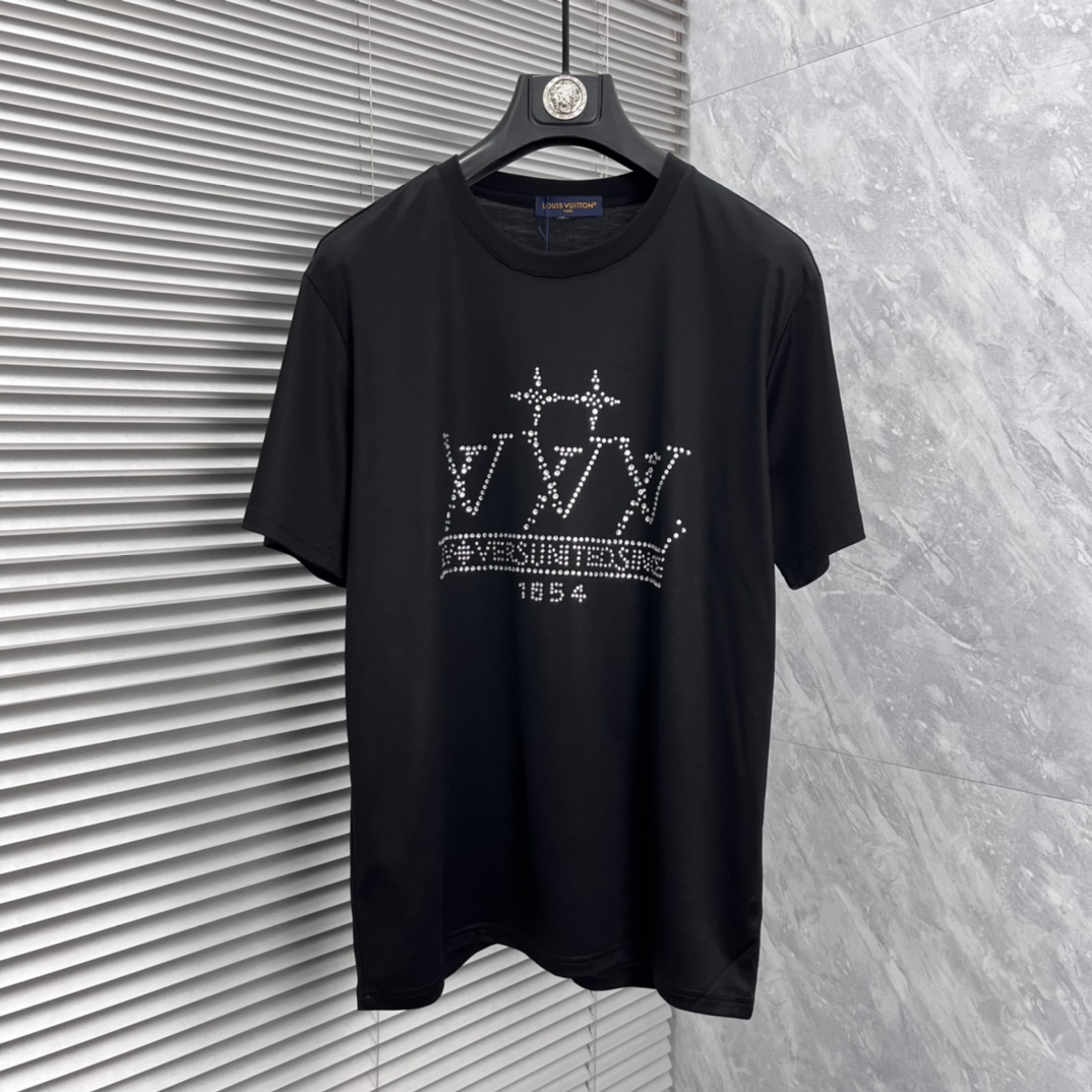 NO:871906,LV 2026 spring and summer new model, hot diamond round neck short-sleeved T-shirt, super comfortable upper body, same style for men and women, M-5XL, Louis Vuitton, T-shirt, tees, t-shirt,19860909LV 2026春夏新款 烫钻 圆领短袖t恤 上身超舒服男女同款 M-5XL,,louis vuitton,T-shirt,tees，t-shirt,,Men's clothing