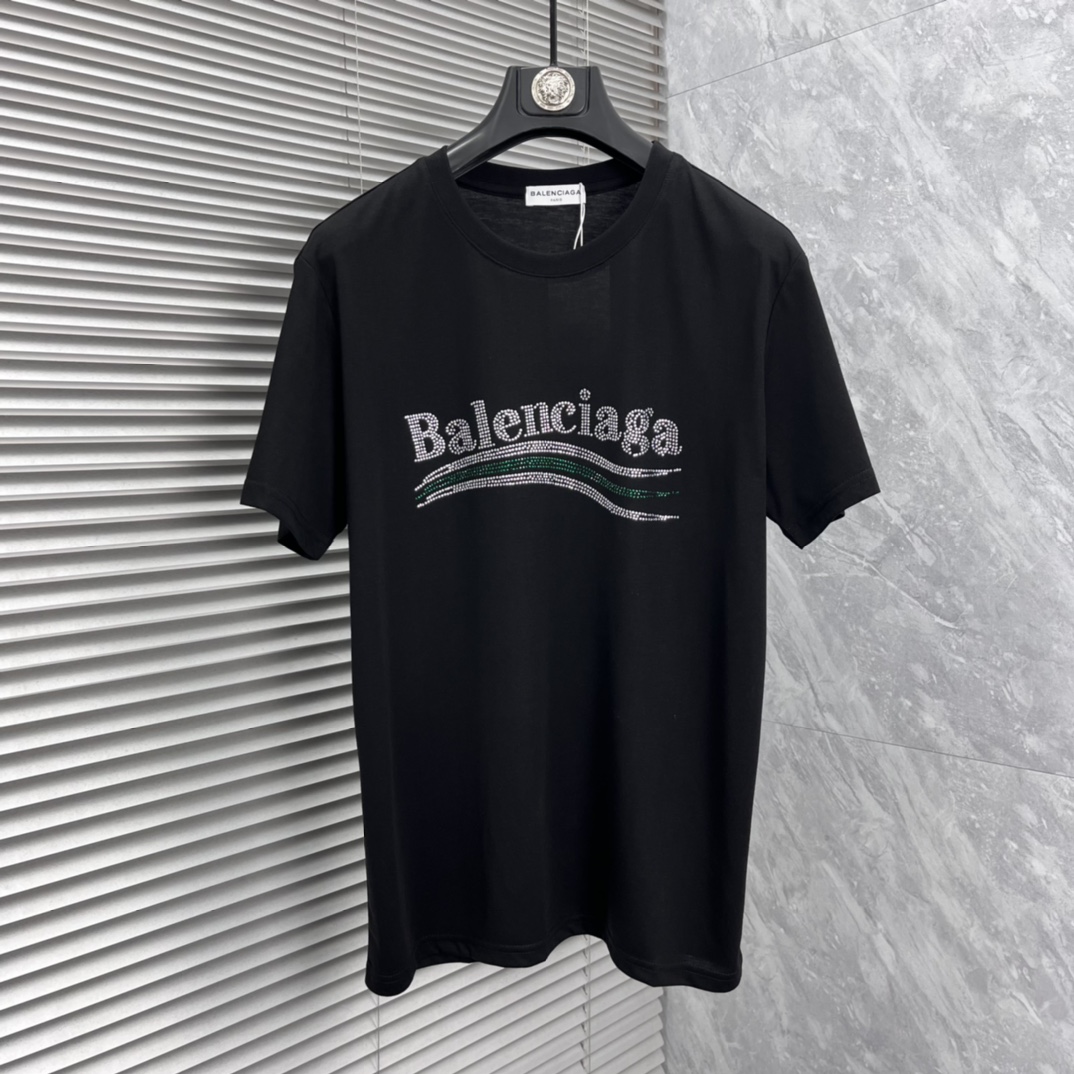 NO:871913,Paris 2026 spring and summer new model, hot diamond round neck short-sleeved T-shirt, super comfortable upper body, same style for men and women, M-5XL,, T-shirt, tees, t-shirt,19860909巴黎 2026春夏新款 烫钻 圆领短袖t恤 上身超舒服男女同款 M-5XL,,T-shirt,tees，t-shirt,,Men's clothing