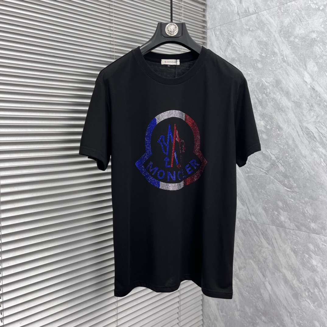 NO:871851,Mongolian 2026 spring and summer new model, hot diamond round neck short-sleeved T-shirt, super comfortable upper body, same style for men and women, M-5XL,,Moncler,T-shirt,tees,t-shirt,19860909蒙口 2026春夏新款 烫钻 圆领短袖t恤 上身超舒服男女同款 M-5XL,,Moncler,T-shirt,tees，t-shirt,,Men's clothing
