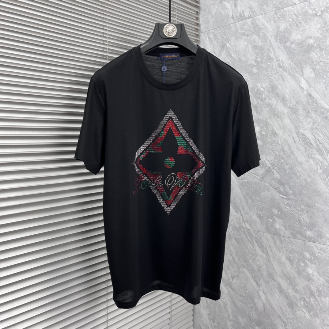 NO:871857,LV 2026 spring and summer new model, hot diamond round neck short-sleeved T-shirt, super comfortable upper body, same style for men and women, M-5XL, Louis Vuitton, T-shirt, tees, t-shirt,19860909LV 2026春夏新款 烫钻 圆领短袖t恤 上身超舒服男女同款 M-5XL,,louis vuitton,T-shirt,tees，t-shirt,,Men's clothing