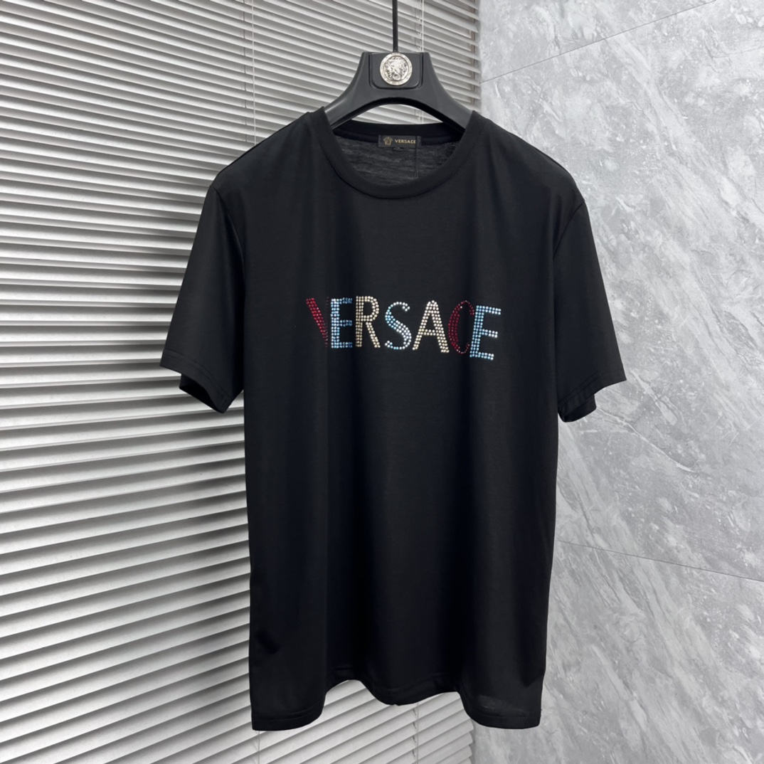 NO:871863,Versace 2026 spring and summer new hot diamond round neck short-sleeved T-shirt, super comfortable upper body, same style for men and women M-5XL,,versace,T-shirt,tees,t-shirt,19860909范思哲 2026春夏新款 烫钻 圆领短袖t恤 上身超舒服男女同款 M-5XL,,versace,T-shirt,tees，t-shirt,,Men's clothing