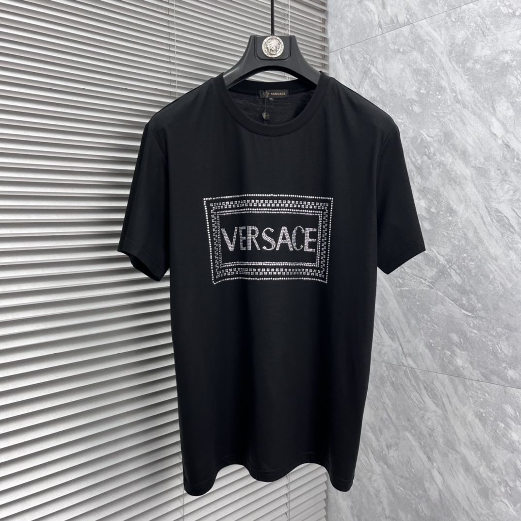 NO:871875,Versace 2026 spring and summer new hot diamond round neck short-sleeved T-shirt, super comfortable upper body, same style for men and women M-5XL,,versace,T-shirt,tees,t-shirt,19860909范思哲 2026春夏新款 烫钻 圆领短袖t恤 上身超舒服男女同款 M-5XL,,versace,T-shirt,tees，t-shirt,,Men's clothing