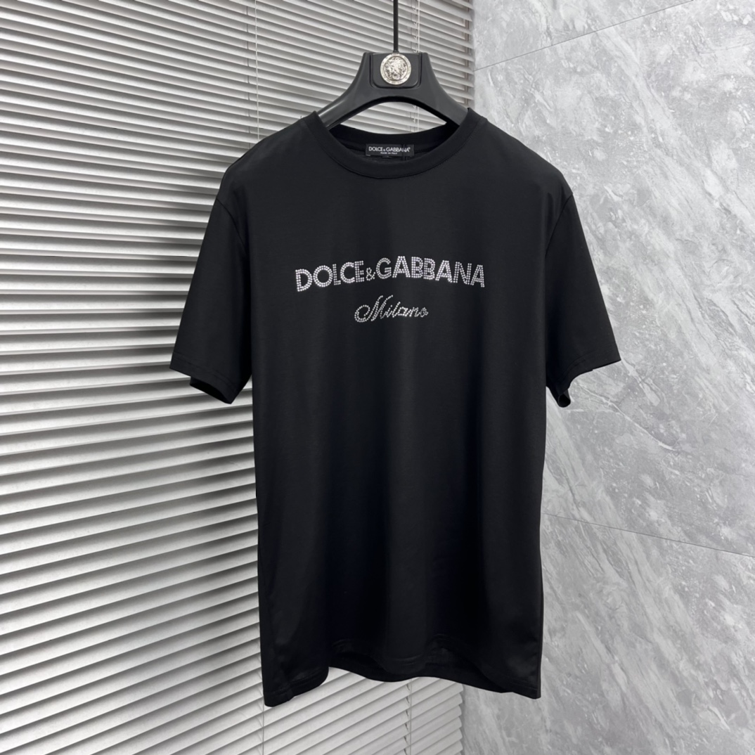 NO:871888,DG 2026 spring and summer new model, hot diamond round neck short-sleeved T-shirt, super comfortable upper body, same style for men and women, M-5XL,, T-shirt, tees, t-shirt,19860909DG 2026春夏新款 烫钻 圆领短袖t恤 上身超舒服男女同款 M-5XL,,T-shirt,tees，t-shirt,,Men's clothing