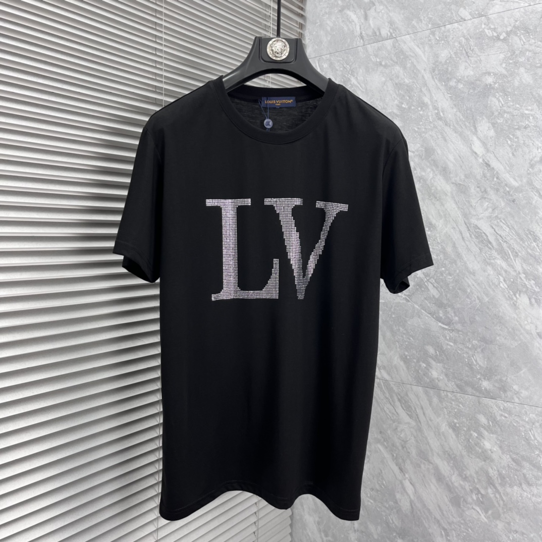 NO:871897,LV 2026 spring and summer new model, hot diamond round neck short-sleeved T-shirt, super comfortable upper body, same style for men and women, M-5XL, Louis Vuitton, T-shirt, tees, t-shirt,19860909LV 2026春夏新款 烫钻 圆领短袖t恤 上身超舒服男女同款 M-5XL,,louis vuitton,T-shirt,tees，t-shirt,,Men's clothing