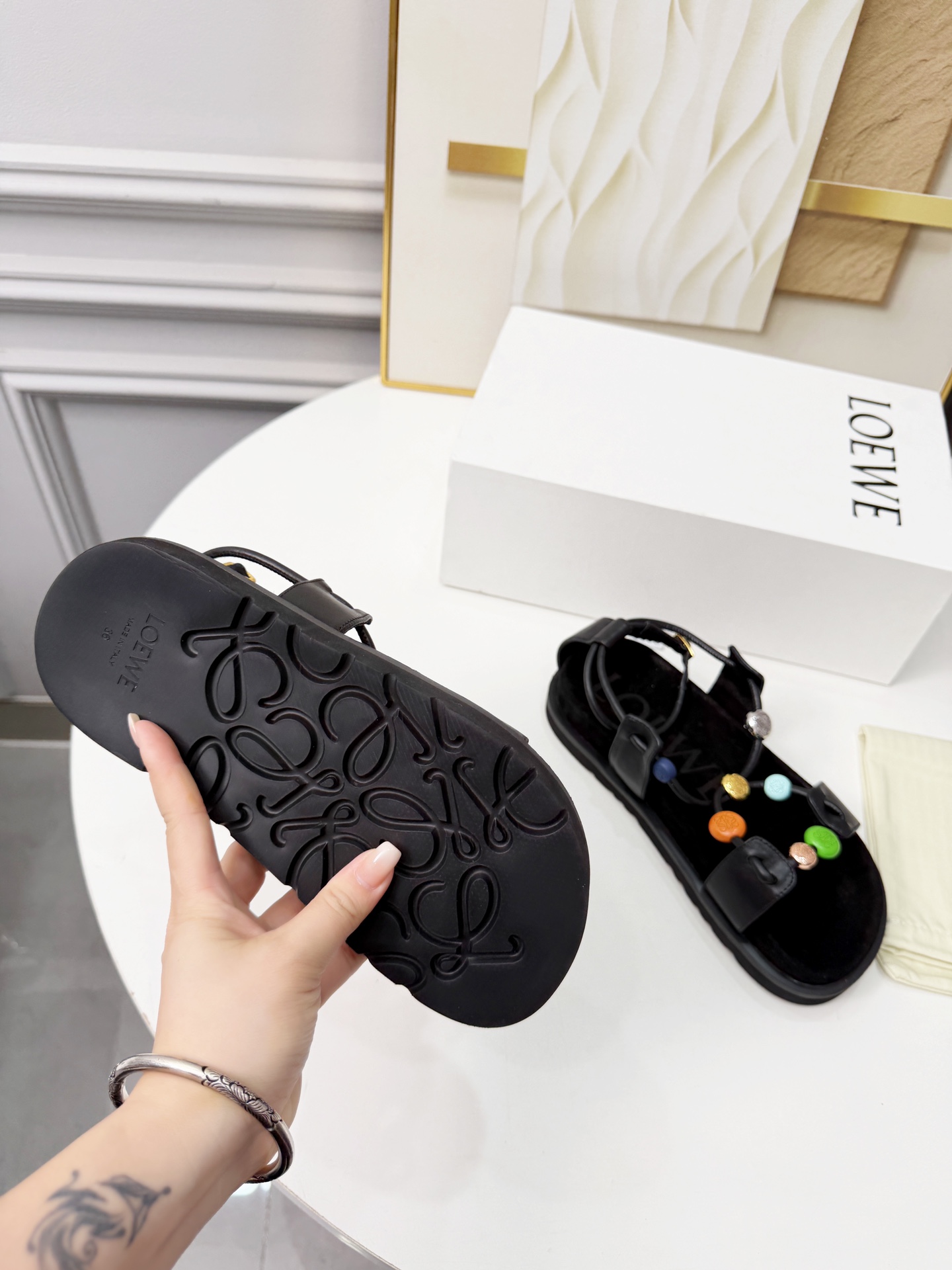 Loewe 罗意威 26ss 春夏新品 凉鞋 疯狂种草简约设计感觉更干净舒适