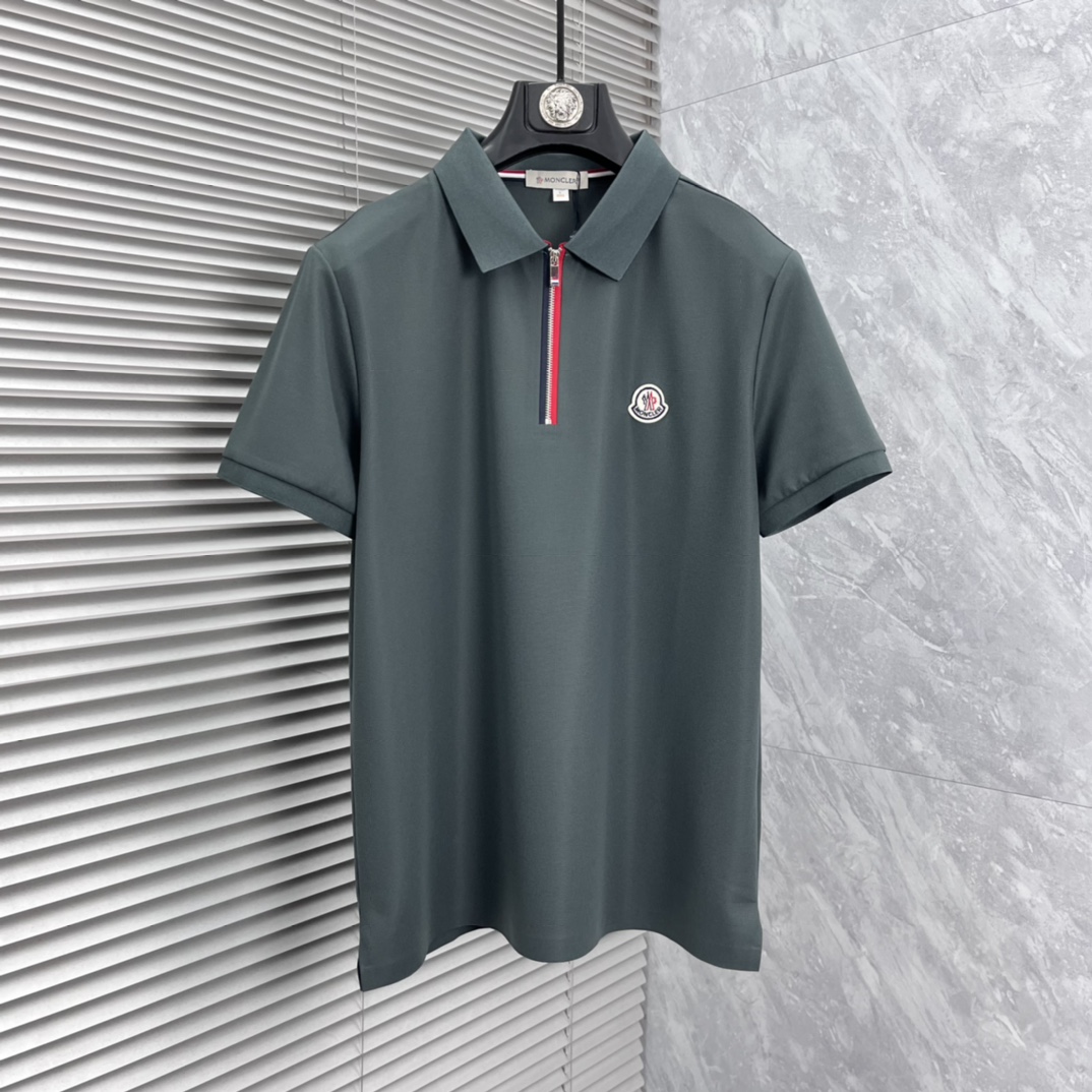 NO:865527,Mengkou ss26 new summer lapel POLO shirt. High-quality piqué cotton material. Elegant and luxurious brand style. Imported fabrics are supplied. The shirt is also slim and crisp, and is also anti-wrinkle and anti-pilling. It is also extremely comfortable to wear next to the body. M size M-4XL,,Moncler,shirts,19860909蒙口 ss26夏季新款翻领POLO衫 高品质珠地棉材质 雍容华贵的品牌风格,客供进口面料 做出来的衬衫也是版型垂顺挺括,并且还抗皱抗起球,贴身穿着也是极为舒适 m码数M-4XL,,Moncler,shirts,,Men's clothing