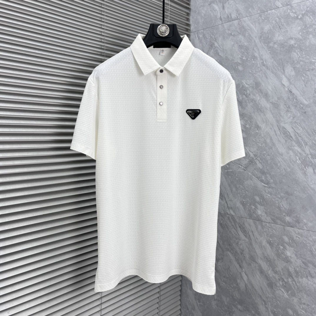 NO:865499,Prada ss26 new summer lapel POLO shirt. High-quality piqué cotton material. Elegant and luxurious brand style. Imported fabrics are supplied. The shirt is also slim and crisp, and is also anti-wrinkle and anti-pilling. It is also extremely comfortable to wear next to the body. M size M-4XL,, prada, shirts,19860909普拉达 ss26夏季新款翻领POLO衫 高品质珠地棉材质 雍容华贵的品牌风格,客供进口面料 做出来的衬衫也是版型垂顺挺括,并且还抗皱抗起球,贴身穿着也是极为舒适 m码数M-4XL,,prada,shirts,,Men's clothing