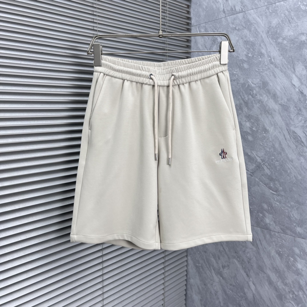 NO:865475,Mengkou 2026ss summer new original counter casual shorts, luxury classic brand original LOGO accessories, counter best-selling model, very comfortable to wear, low-key yet luxurious, very classy to wear. Needless to say the trousers style and tailoring, the upper body is exquisite and high-end, first-class and top-quality materials. Really palace-level casual pants. The cotton of Turkey is of outstanding quality. After heavy washing, the pants are very soft!  Don't be picky. The upper body is absolutely stylish and extremely luxurious. Please state your height and weight when ordering sizes M-3XL.,,Moncler,shorts,19860909蒙口 2026ss夏季新款原单专柜休闲短裤,奢华经典品牌原版LOGO配饰 专柜热销款 身穿着非常舒适 低调不失奢华 穿出去非常有档次 裤型款式和裁剪亦无需多言 上身精致跃然高档一等一顶级质料 真正殿堂级的休闲裤 选用土耳其的棉花品质卓然,经过重水洗使得裤子很柔软！不挑人 上身绝对的有型 极度奢华. 尺码M-3XL下单报身高体重.,,Moncler,shorts,,Men's clothing