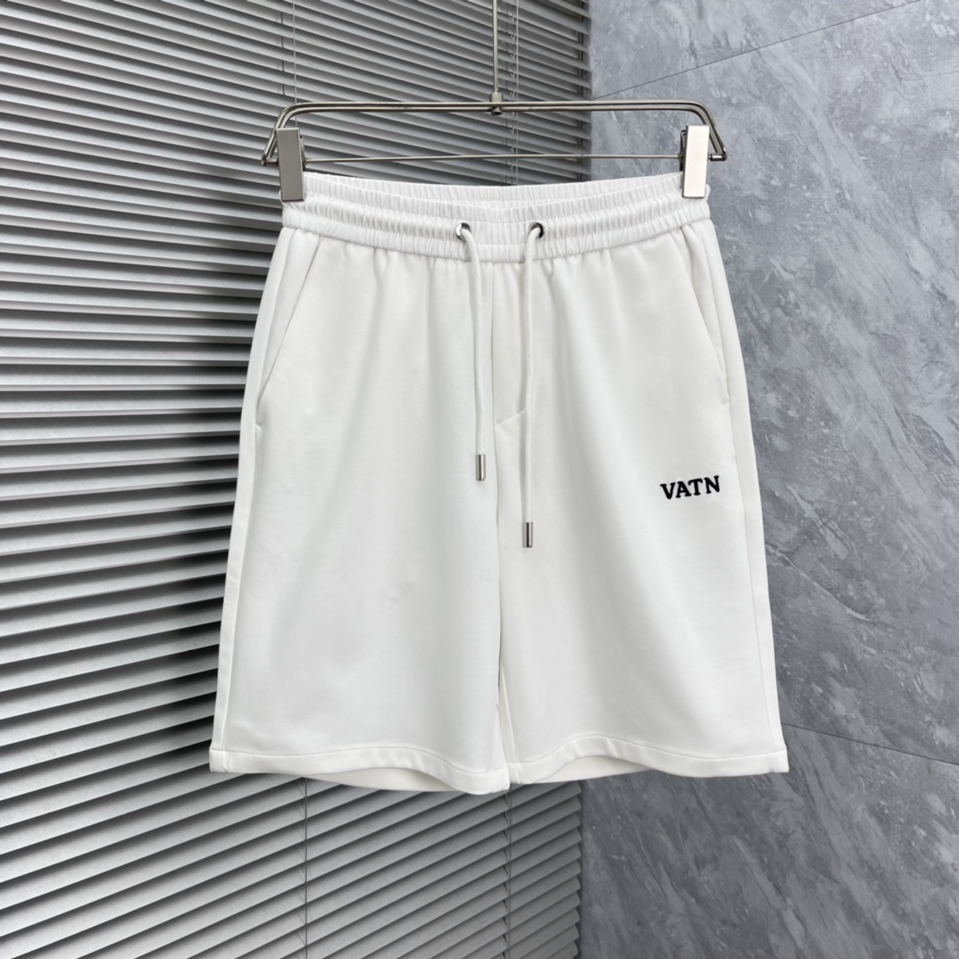 NO:865461,Valentino 2026ss summer new original counter casual shorts, luxury classic brand original LOGO accessories, counter best-selling model. Very comfortable to wear, low-key yet luxurious, very classy to wear. Needless to say the trousers style and tailoring. The upper body is exquisite and high-end, first-class and top-quality materials. Really palace-level casual pants. The cotton of Turkey is of outstanding quality. After heavy washing, the pants are very soft!  Don't be picky. The upper body is absolutely stylish and extremely luxurious. Please quote your height and weight when ordering sizes M-3XL.,,valentino,shorts,19860909华伦天奴 2026ss夏季新款原单专柜休闲短裤,奢华经典品牌原版LOGO配饰 专柜热销款 身穿着非常舒适 低调不失奢华 穿出去非常有档次 裤型款式和裁剪亦无需多言 上身精致跃然高档一等一顶级质料 真正殿堂级的休闲裤 选用土耳其的棉花品质卓然,经过重水洗使得裤子很柔软！不挑人 上身绝对的有型 极度奢华. 尺码M-3XL下单报身高体重.,,valentino,shorts,,Men's clothing