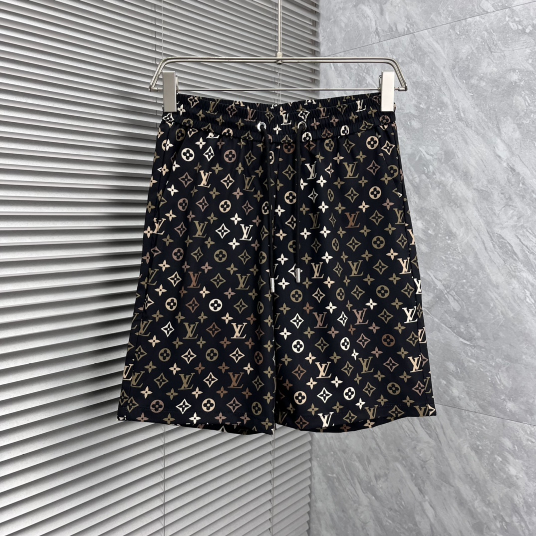 NO:865439,LV2026ss summer new original counter casual shorts, luxury classic brand original LOGO accessories, counter best-selling style. Very comfortable to wear, low-key yet luxurious, very classy to wear. Needless to say the trousers style and tailoring. The upper body is exquisite and high-end, first-class and top-quality materials. Really palace-level casual pants. The cotton of Turkey is of outstanding quality. After heavy washing, the pants are very soft!  Don't be picky. The upper body is absolutely stylish and extremely luxurious. Please quote your height and weight when ordering sizes M-3XL.,,louis vuitton,shorts,19860909LV2026ss夏季新款原单专柜休闲短裤,奢华经典品牌原版LOGO配饰 专柜热销款 身穿着非常舒适 低调不失奢华 穿出去非常有档次 裤型款式和裁剪亦无需多言 上身精致跃然高档一等一顶级质料 真正殿堂级的休闲裤 选用土耳其的棉花品质卓然,经过重水洗使得裤子很柔软！不挑人 上身绝对的有型 极度奢华. 尺码M-3XL下单报身高体重.,,louis vuitton,shorts,,Men's clothing