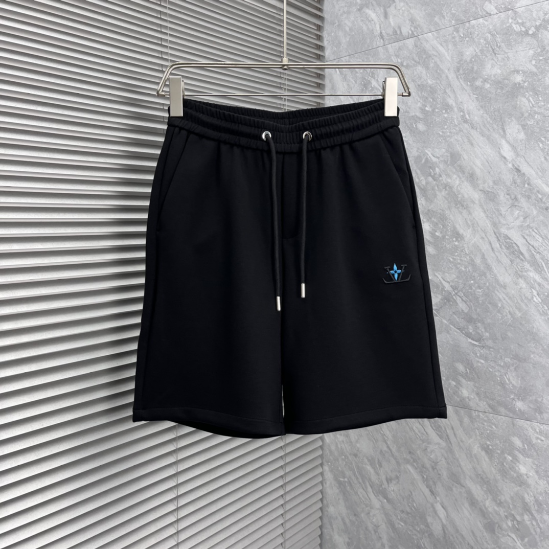 NO:865426,LV 2026ss summer new original counter casual shorts, luxury classic brand original LOGO accessories, counter best-selling model, very comfortable to wear, low-key yet luxurious, very classy to wear. Needless to say the trousers style and tailoring, the upper body is exquisite and high-end, first-class and top-quality materials. Really palace-level casual pants. The cotton of Turkey is selected for its outstanding quality. After heavy washing, the pants are very soft!  Don't be picky. The upper body is absolutely stylish and extremely luxurious. Please quote your height and weight when ordering sizes M-3XL.,,louis vuitton,shorts,19860909LV 2026ss夏季新款原单专柜休闲短裤,奢华经典品牌原版LOGO配饰 专柜热销款 身穿着非常舒适 低调不失奢华 穿出去非常有档次 裤型款式和裁剪亦无需多言 上身精致跃然高档一等一顶级质料 真正殿堂级的休闲裤 选用土耳其的棉花品质卓然,经过重水洗使得裤子很柔软！不挑人 上身绝对的有型 极度奢华. 尺码M-3XL下单报身高体重.,,louis vuitton,shorts,,Men's clothing